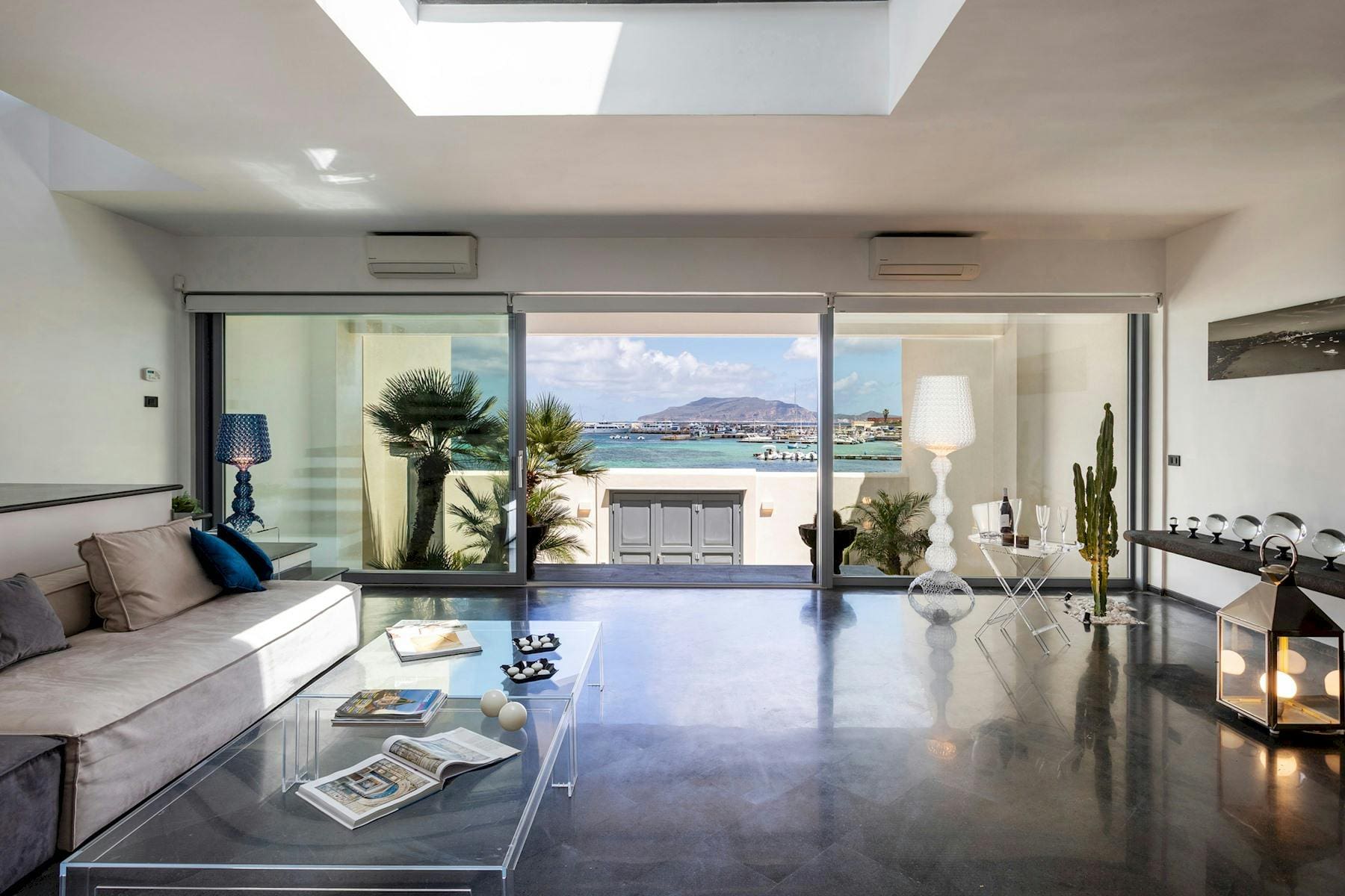 Casa di Mare Trapani: Charming Seafront House with Rooftop Terrace, Trapani