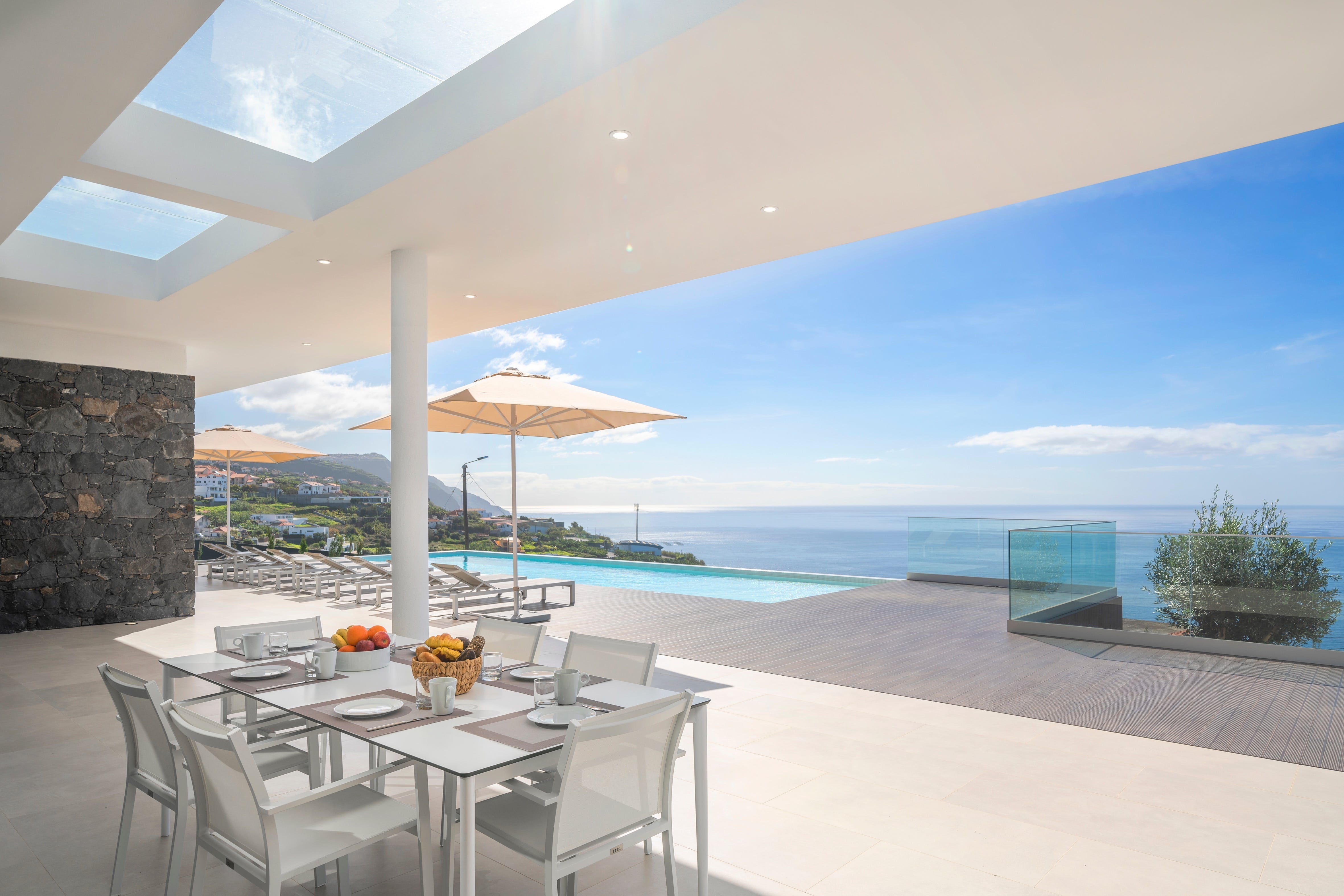 Casa do Litoral: Stunning 4-Bedroom Apartment with Infinity Pool and Seaview, Calheta