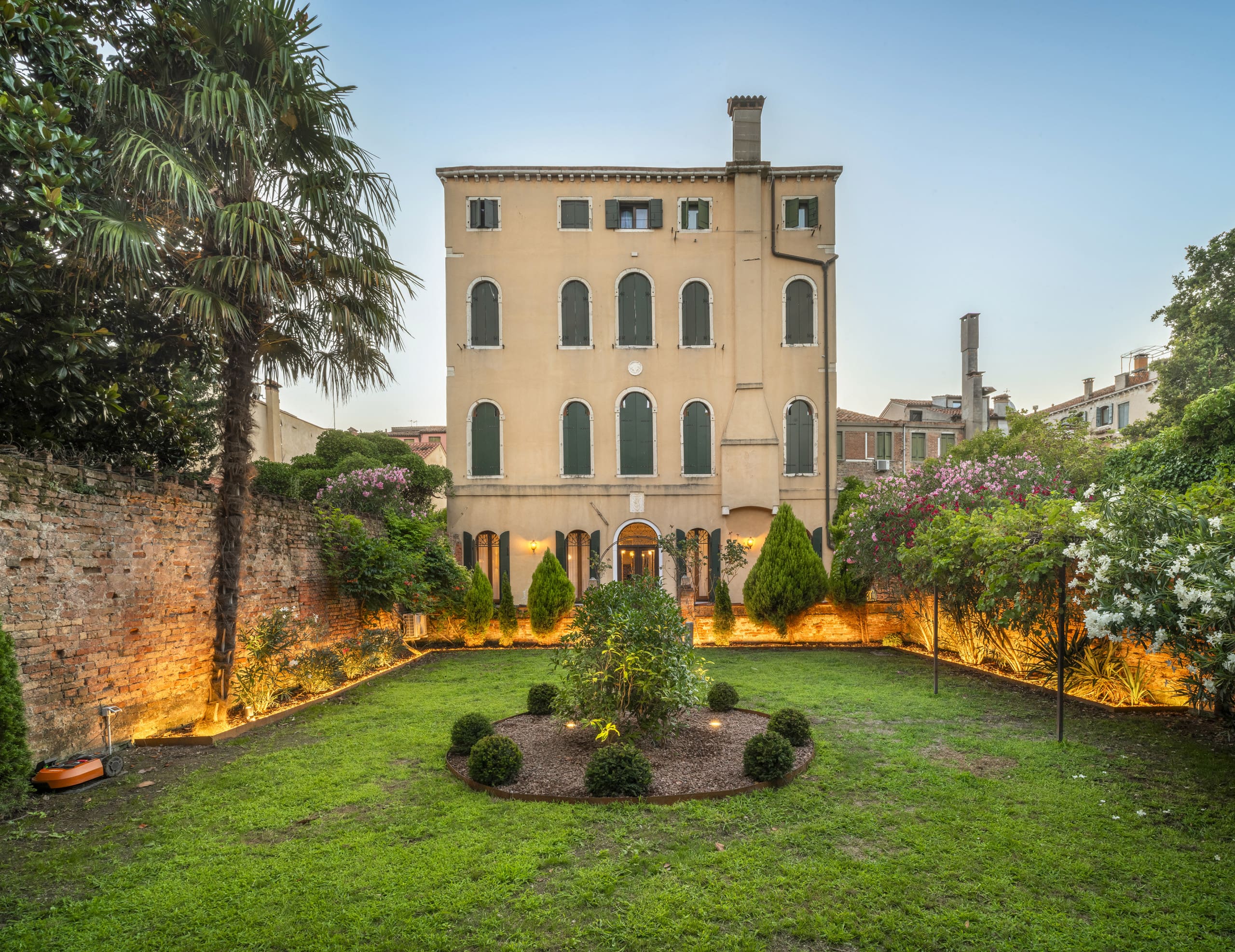 Casa Dorsoduro Venezia: Elegant 2-Bedroom Townhouse with Private Garden, Dorsoduro