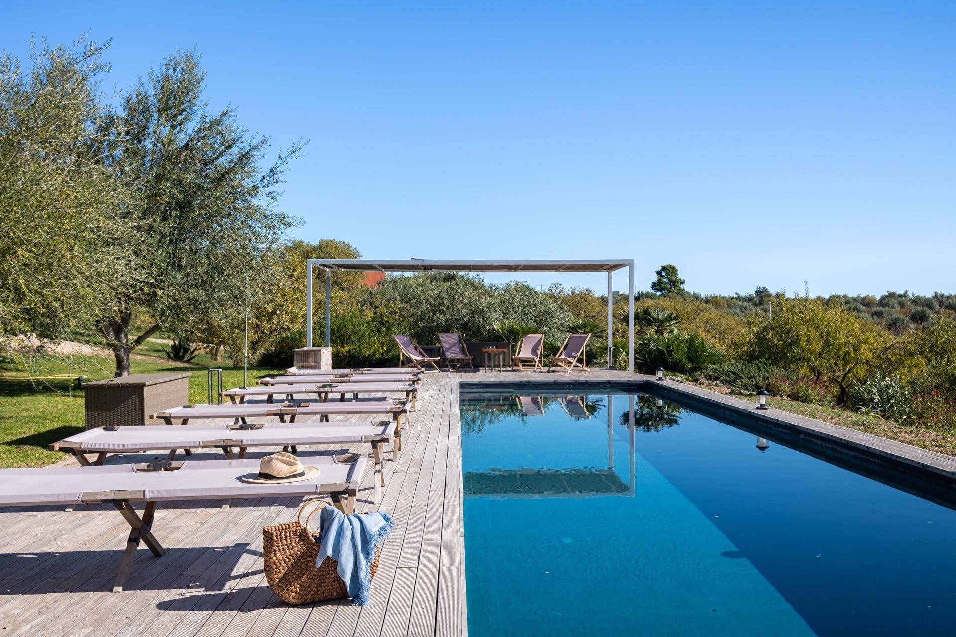 Casa Eloro Noto: Elegant 4-Bedroom Apartment with Seaviews and Pool, Val di Noto