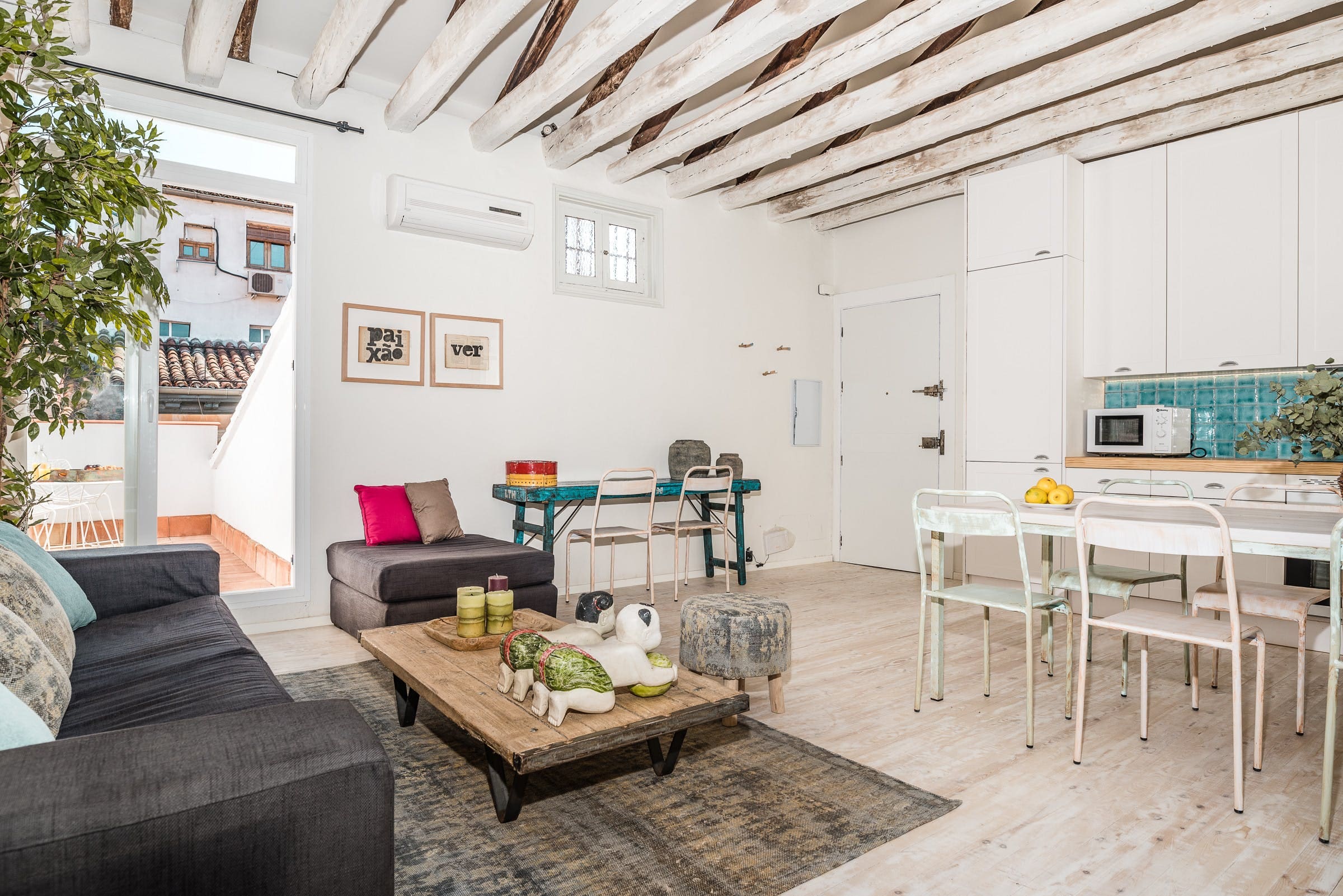Casa Embajadores Lavapiés: Spacious 4-Bedroom Luxury Apartment with Air-Con, Madrid