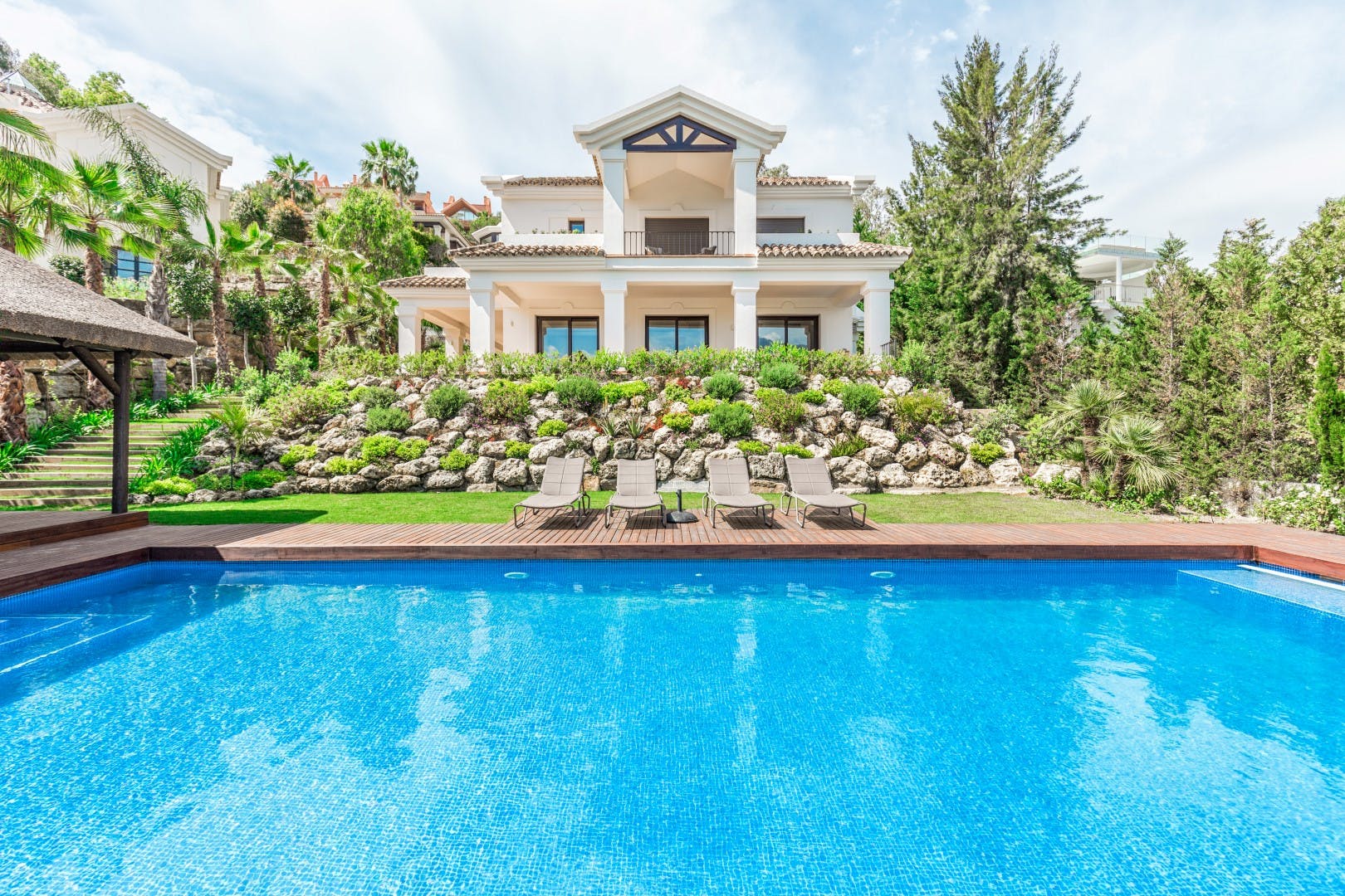 Casa Encina Marbella: Spacious 5-Bedroom Apartment with Pool and Seaviews, Marbella