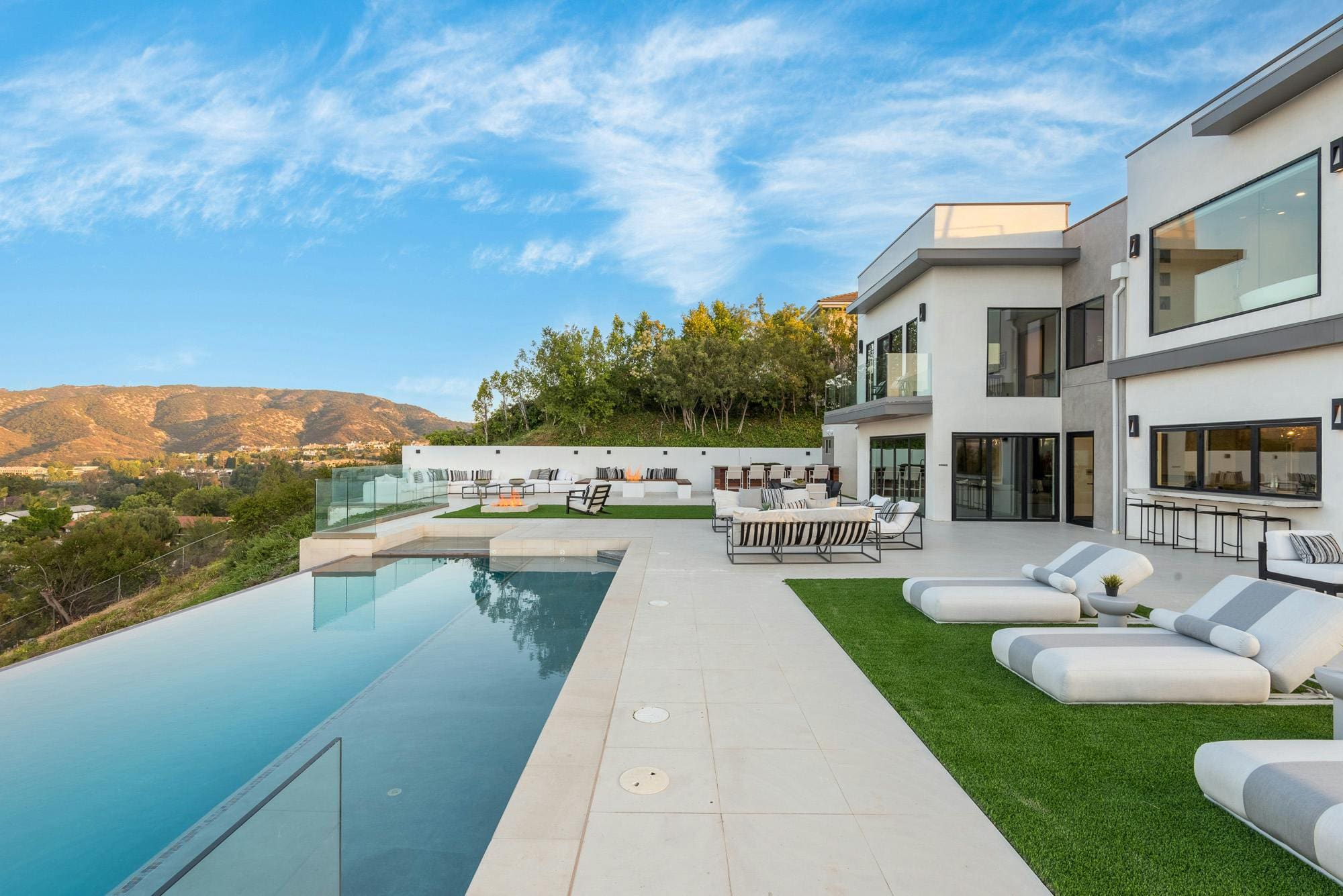 Casa Encino Vista: Stunning 6-Bedroom House with Private Pool, Encino