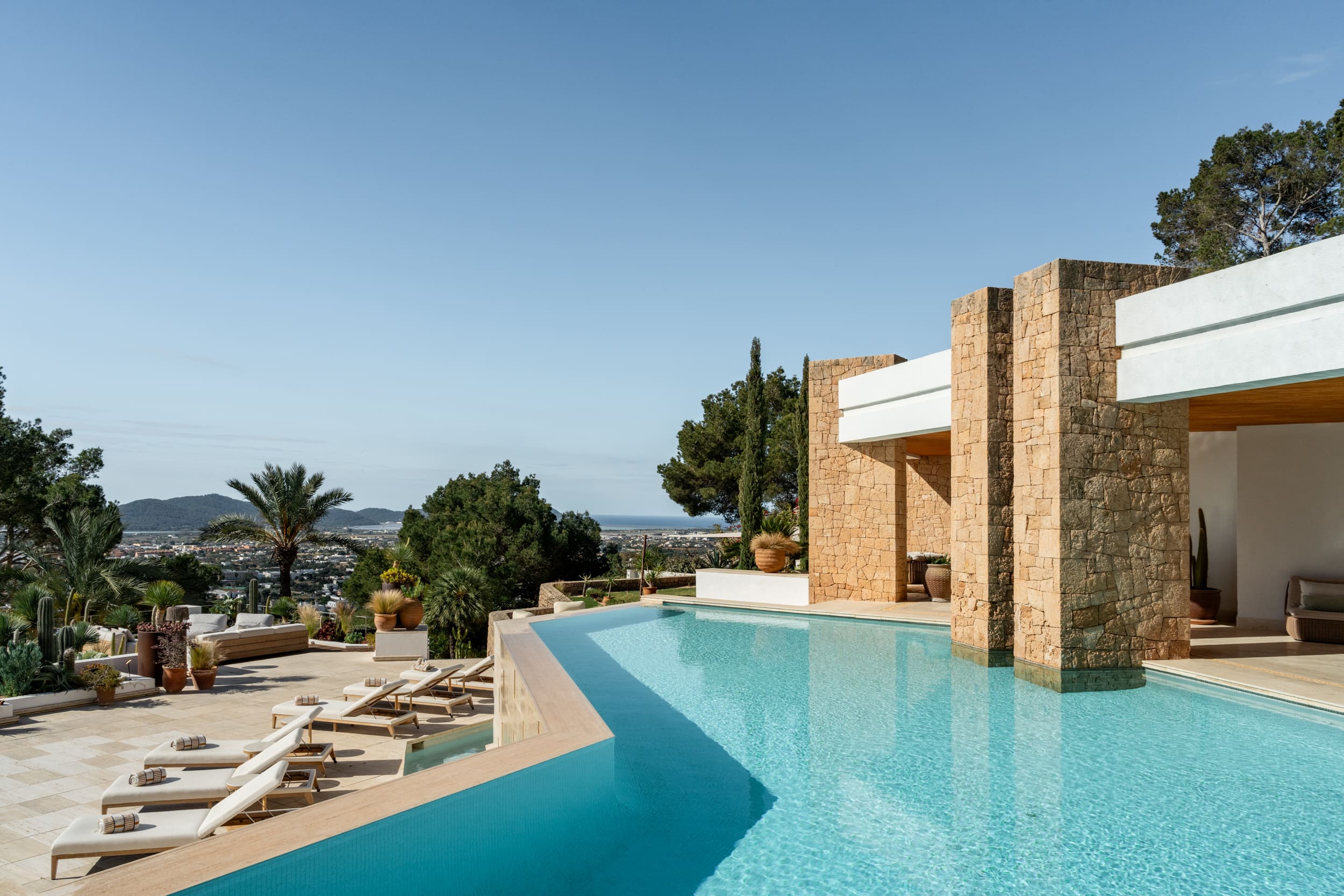 Casa Es Vedrà Ibiza: Expansive 6-Bedroom Apartment with Infinity Pool and Sea Views, Ibiza Town