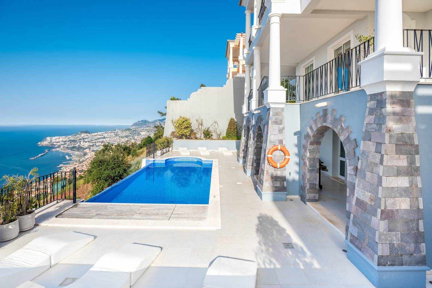 Casa Fanal Funchal: Luxury 4-Bedroom Apartment with Infinity Pool and Sea Views, Funchal