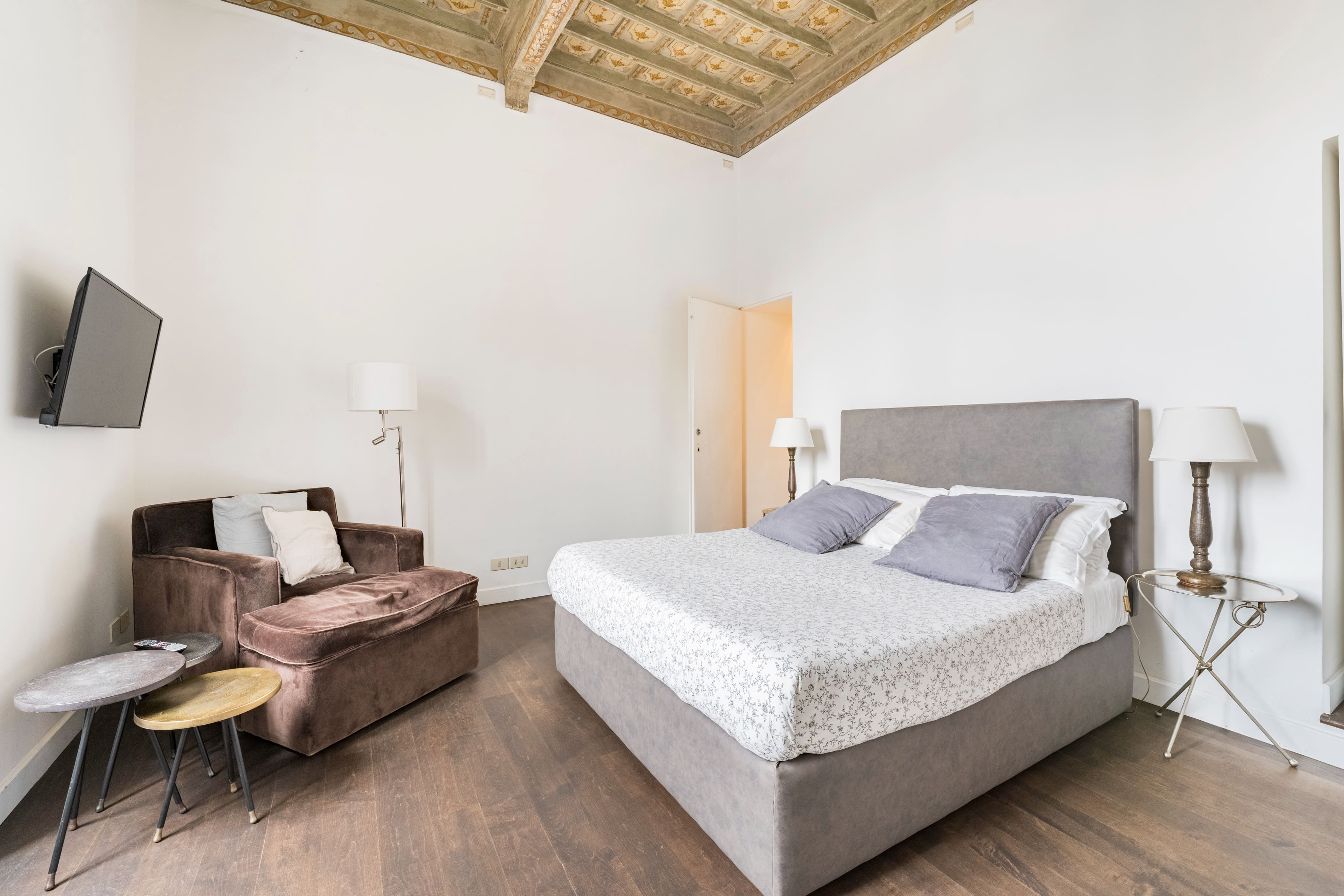 Casa Fiora Campo de’ Fiori Campo de’ Fiori 2: Charming 2-Bedroom Apartment Rental with Air Conditioning in Campo de’ Fiori, Rome