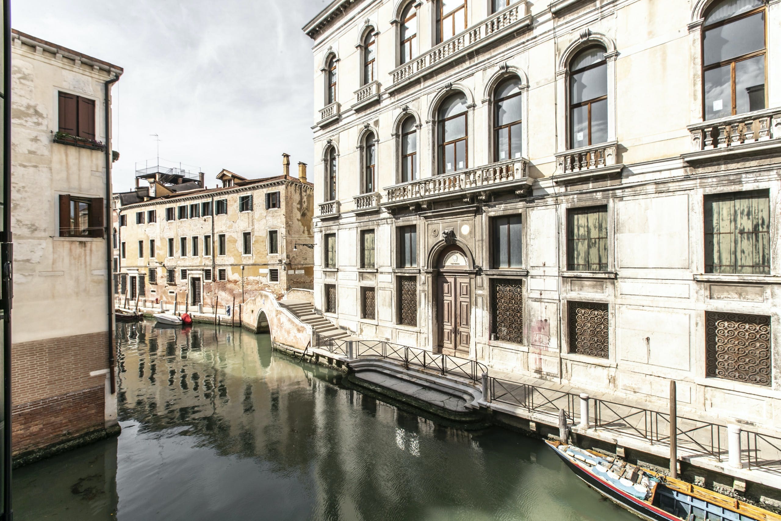 Casa Fosca Cannaregio: Elegant 2-Bedroom Apartment with Canal Views, Cannaregio