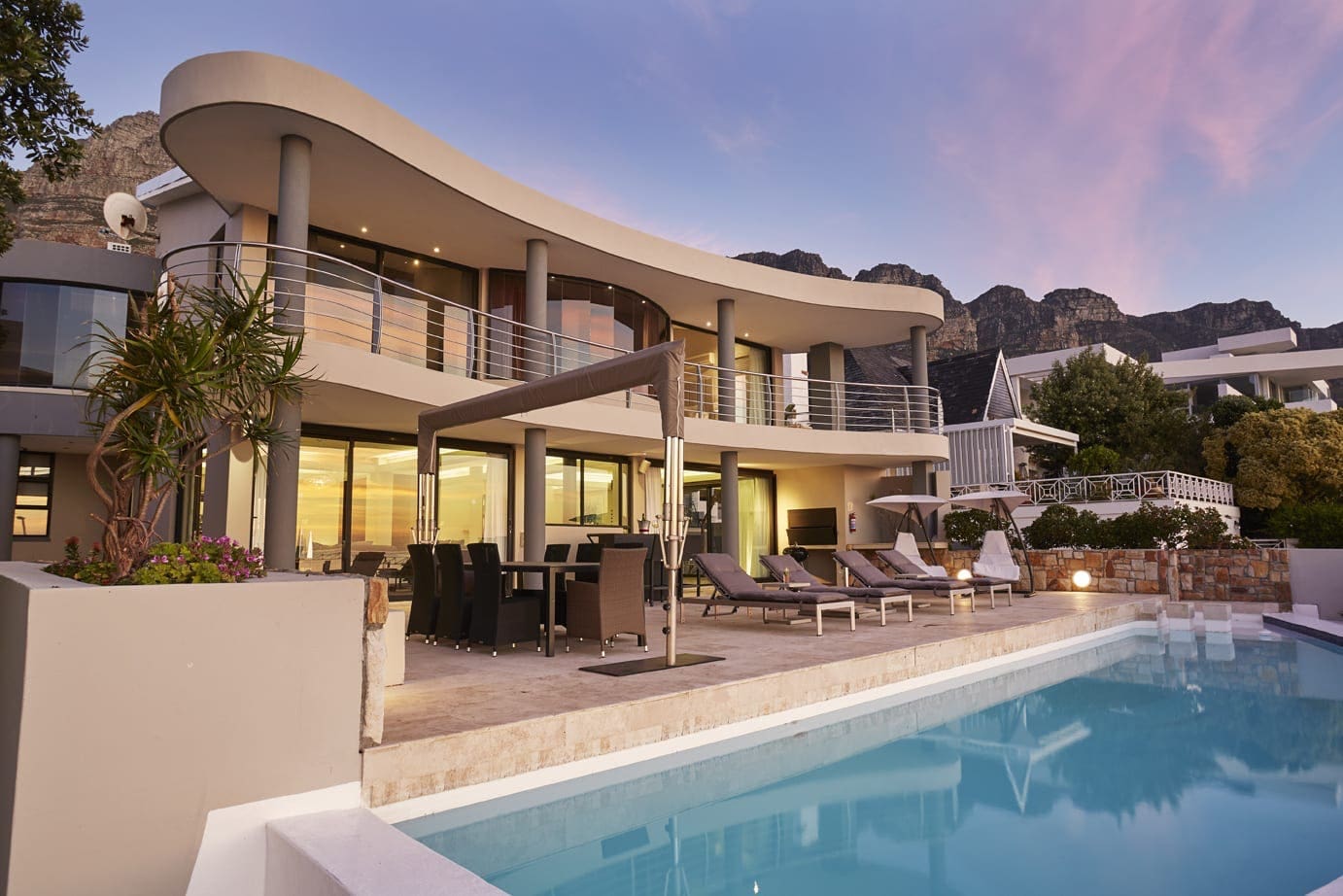 Casa Fynbos Camps Bay: 4-Bedroom Luxury Apartment with Pool and Seaviews, Camps Bay