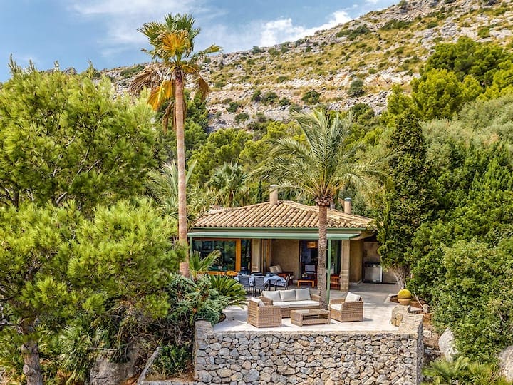 Casa Garrover Pollença Pollença: Luxurious 5-Bedroom Apartment with Seaview and Pool, Pollença