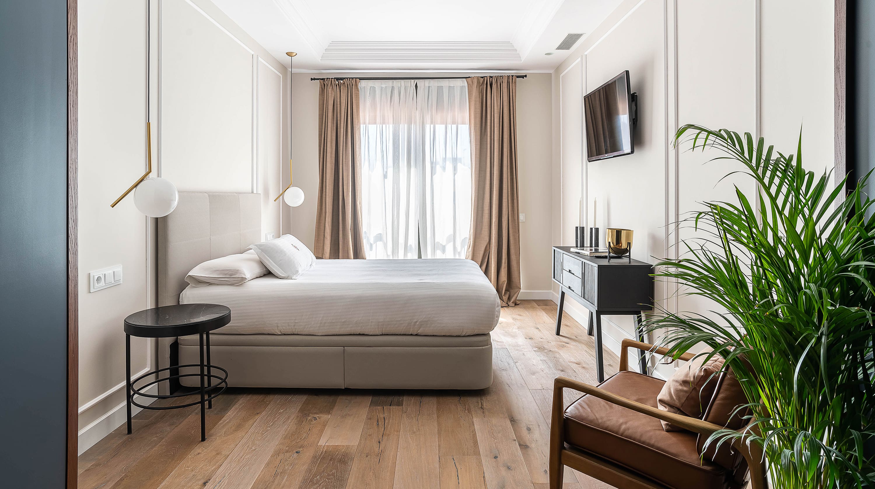 Casa Gaudí Eixample: Exquisite 4-Bedroom Apartment with City Views, Eixample, Barcelona