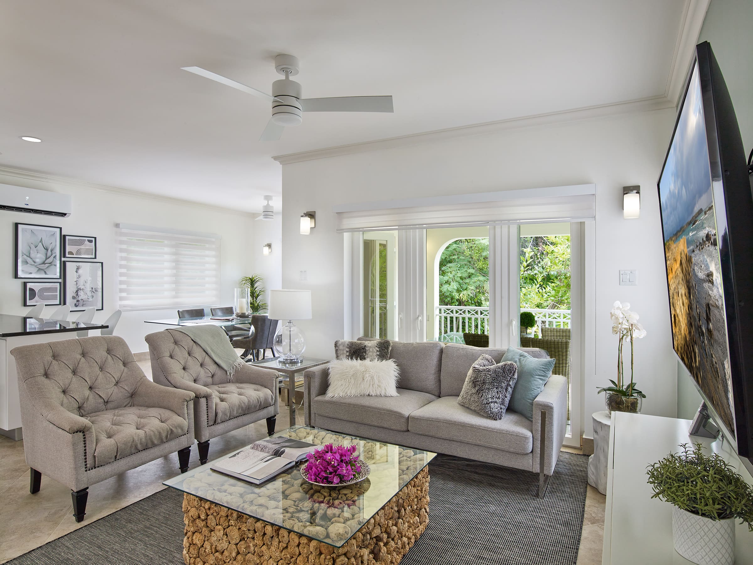 Casa Gibbes Speightstown: Romantic 2-Bedroom Townhouse with Shared Pool and Sea Views, Speightstown