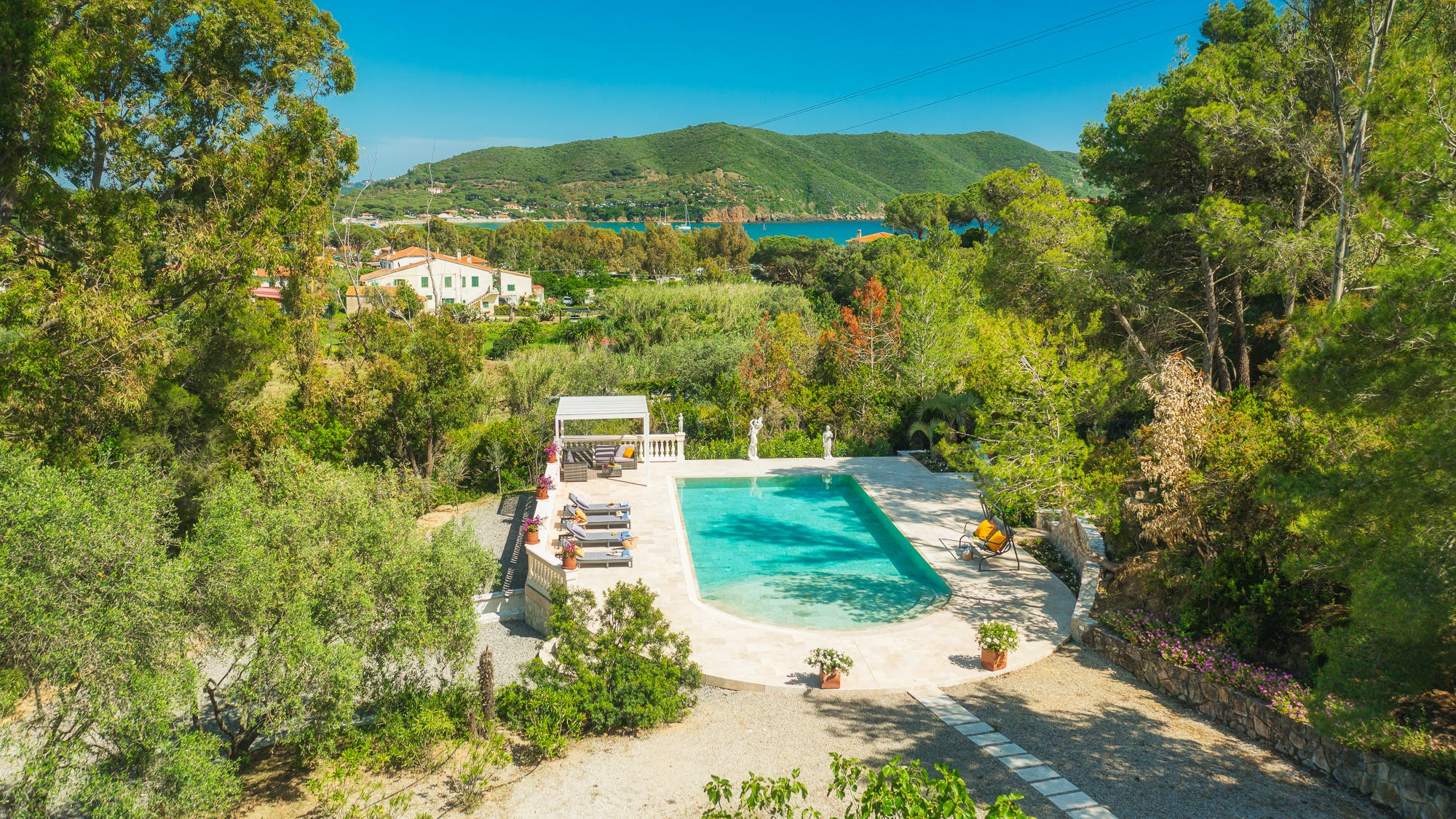 Casa Ginepro Livorno: Luxury 4-Bedroom Apartment with Seaview and Pool, Livorno