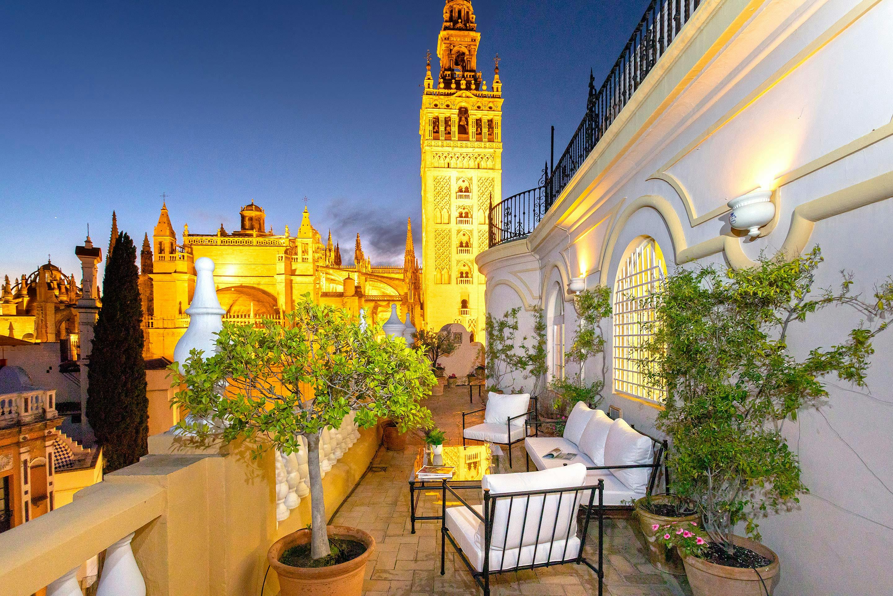 Casa Giralda Sevilla: Elegant 2-Bedroom Townhouse with Cathedral Views, Seville