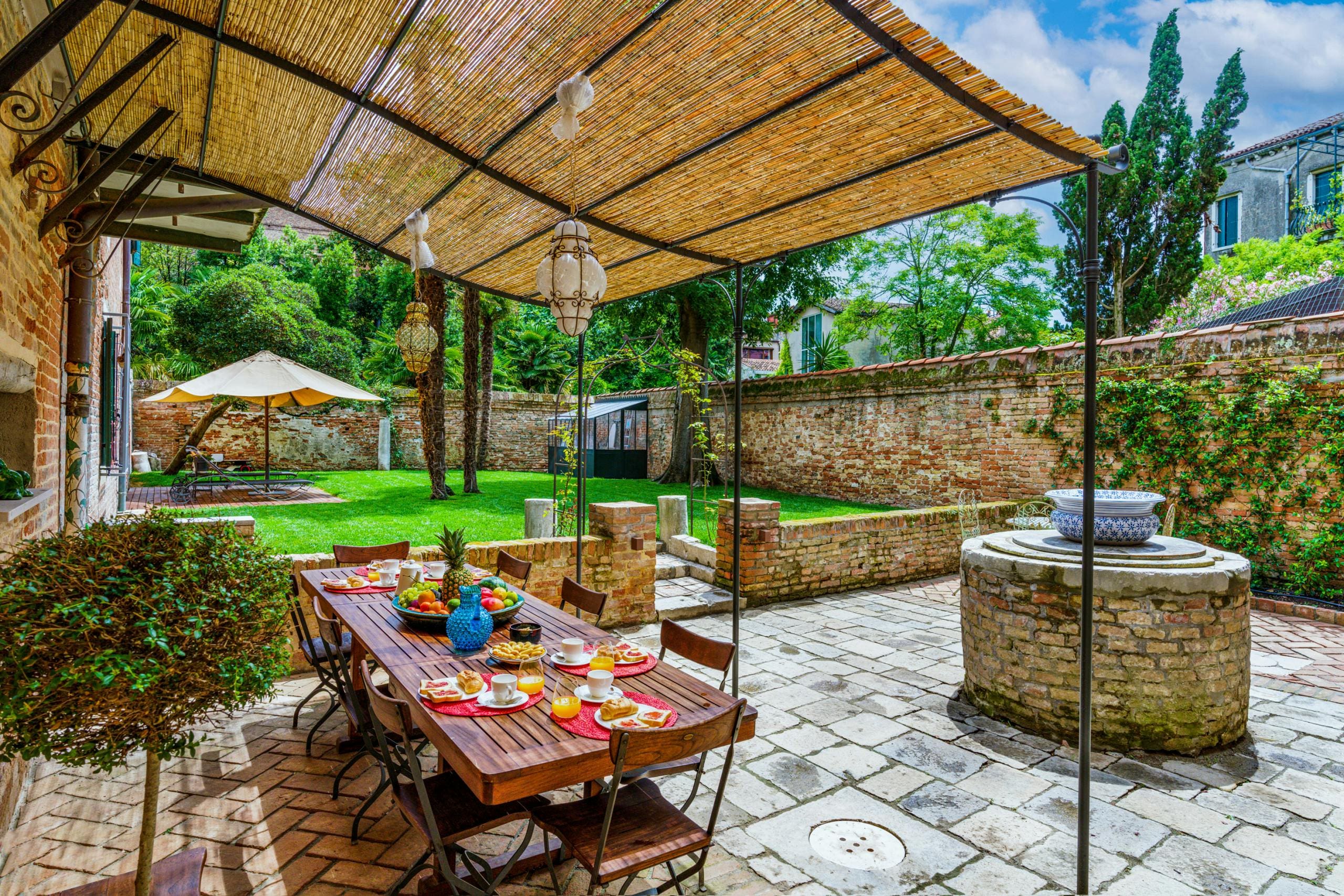 Casa Girasole Dorsoduro: Luxury 3-Bedroom Villa with Seaview and Beachfront, Venice Dorsoduro