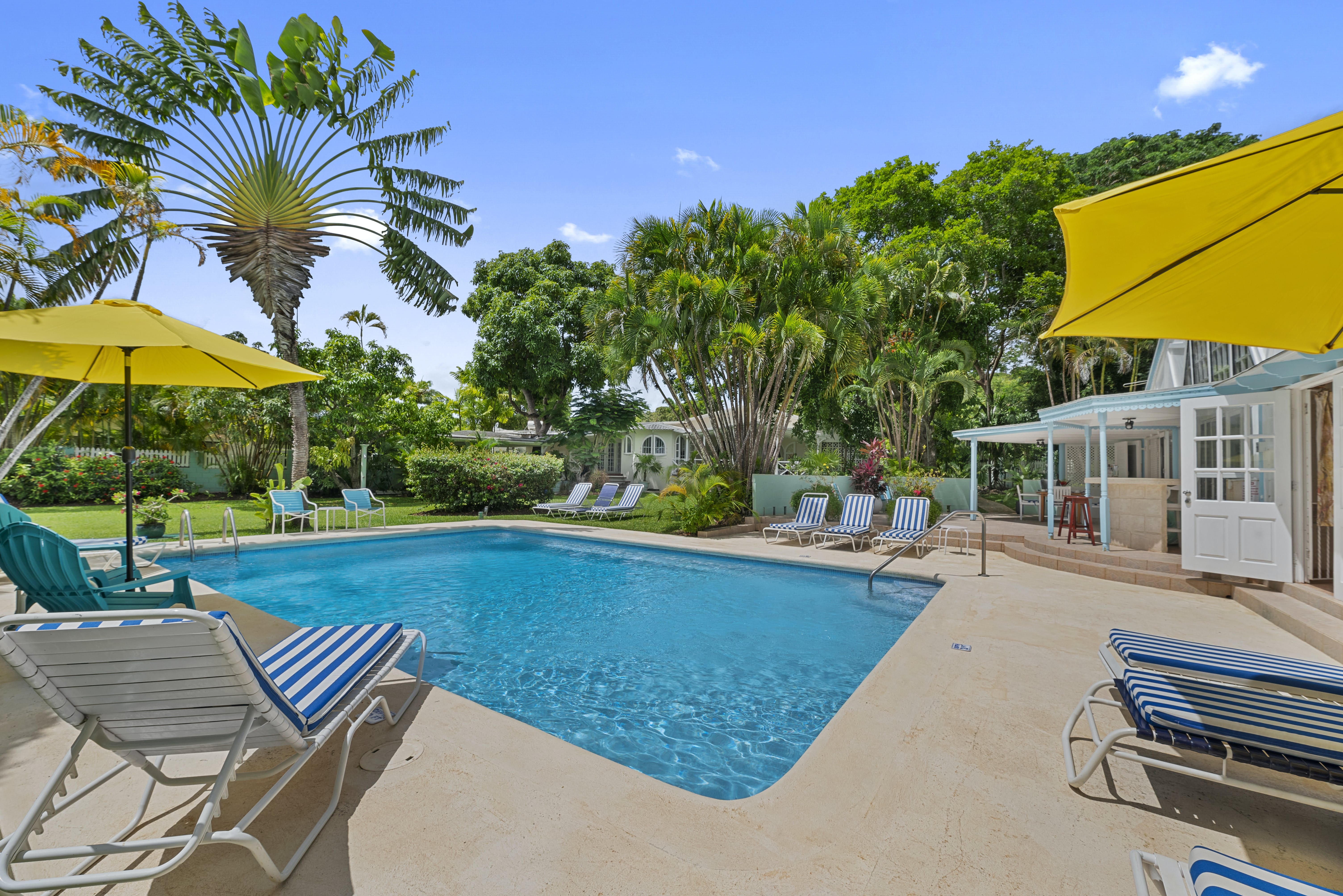 Casa Gliricidia Speightstown: Spacious 7-Bedroom Beachfront Apartment with Pool, Speightstown