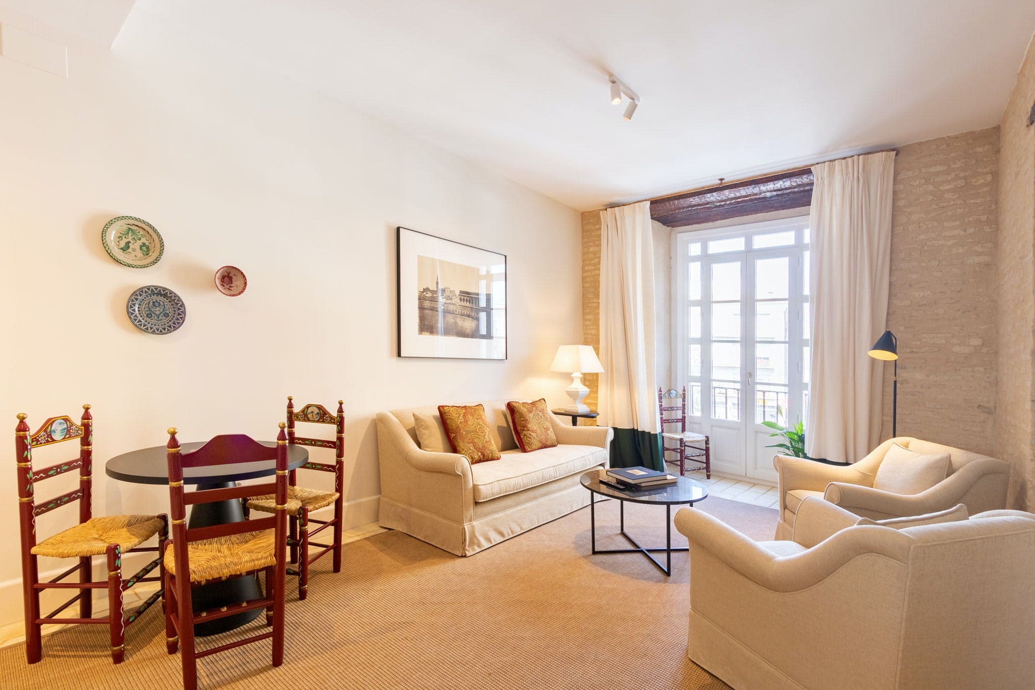 Casa Guadalquivir Sevilla: Chic 2-Bedroom Apartment with Air-Con, Sevilla