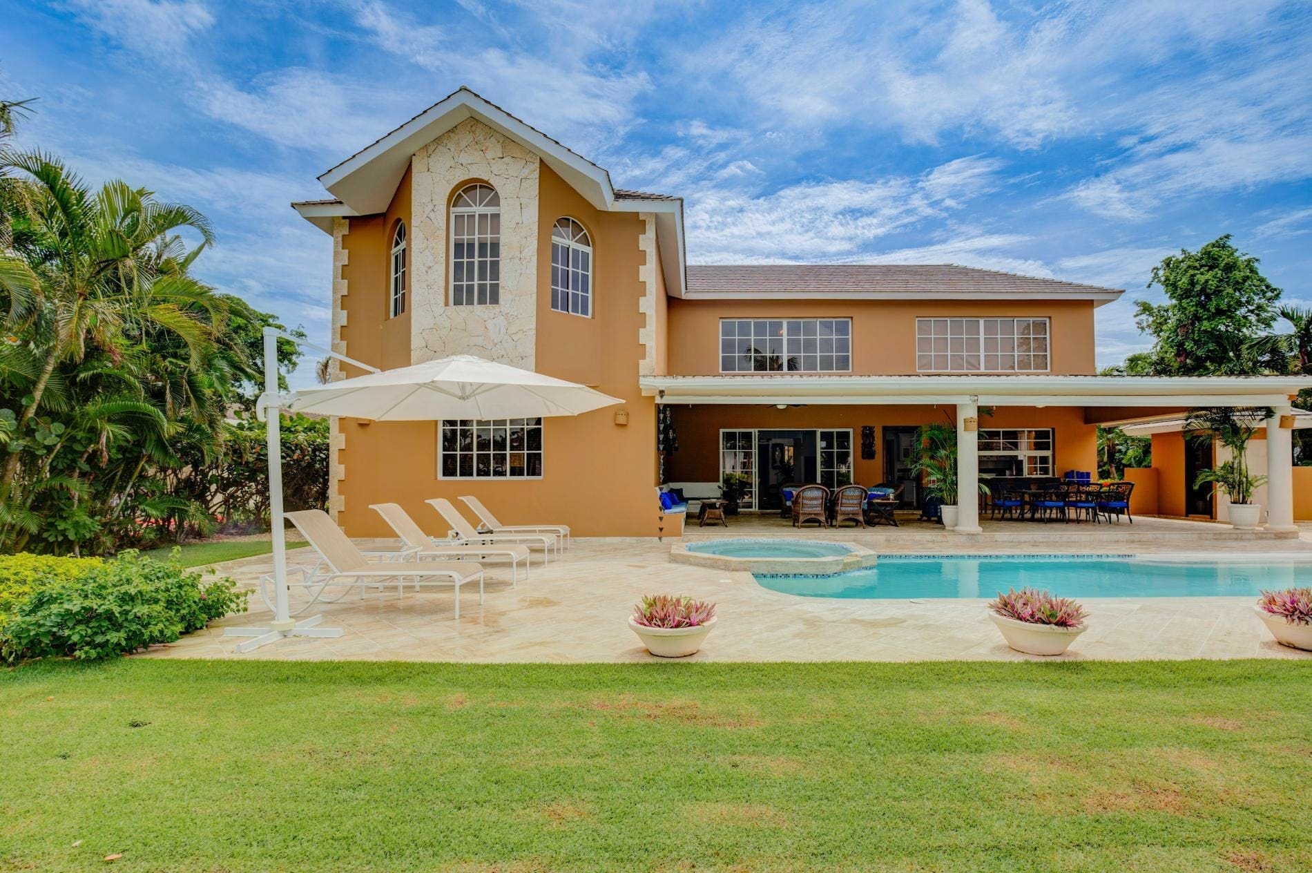 Casa Guaraguao PuntaCana: 4-Bedroom Beachfront Apartment with Pool, Dominican Republic