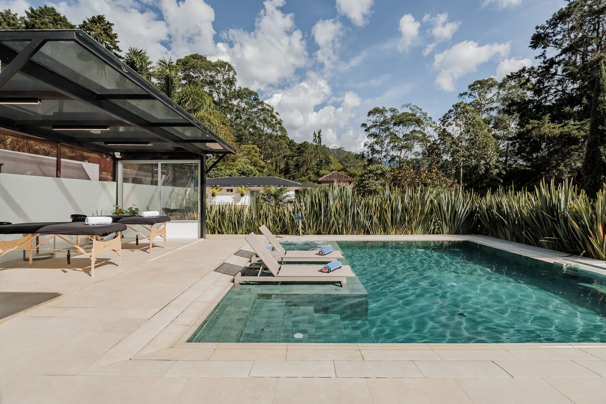 Casa Guayacan Medellín: Luxury 5-Bedroom Villa with Pool and Hot Tub, Colombia