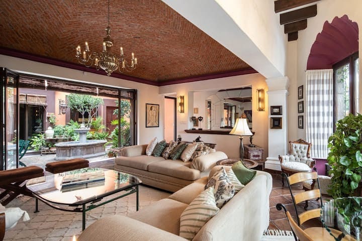 Casa Jacaranda Guanajuato: Luxury 4-Bedroom Villa with Hot Tub and BBQ, Guanajuato