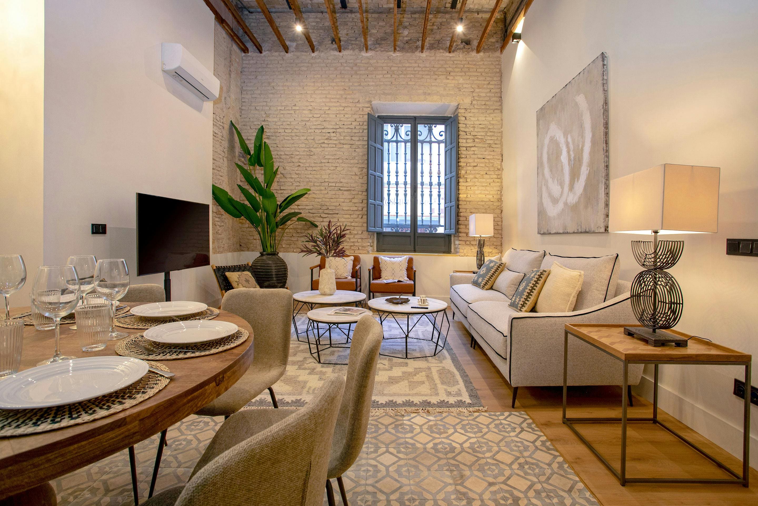Casa La Giralda Sevilla: Luxury 4-Bedroom Apartment with Air-Con and Family Amenities, El Arenal