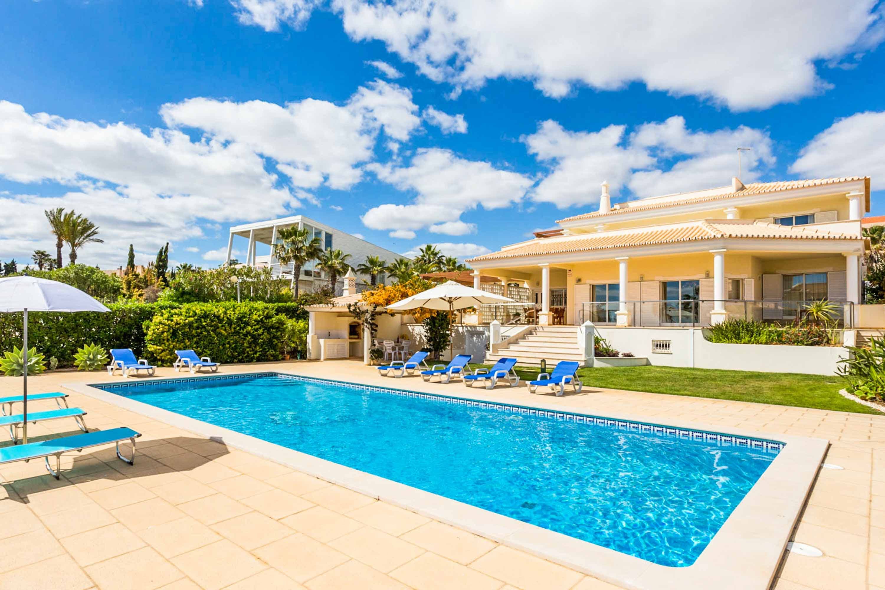 Casa Laranjal Guia: Spacious 4-Bedroom Golf Villa with Pool, Algarve