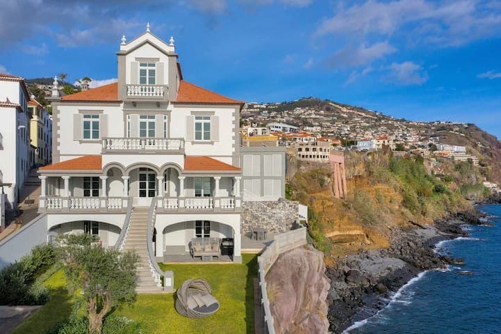 Casa Laurisilva Funchal: Luxury 6-Bedroom Apartment with Seaview and Pool, Funchal