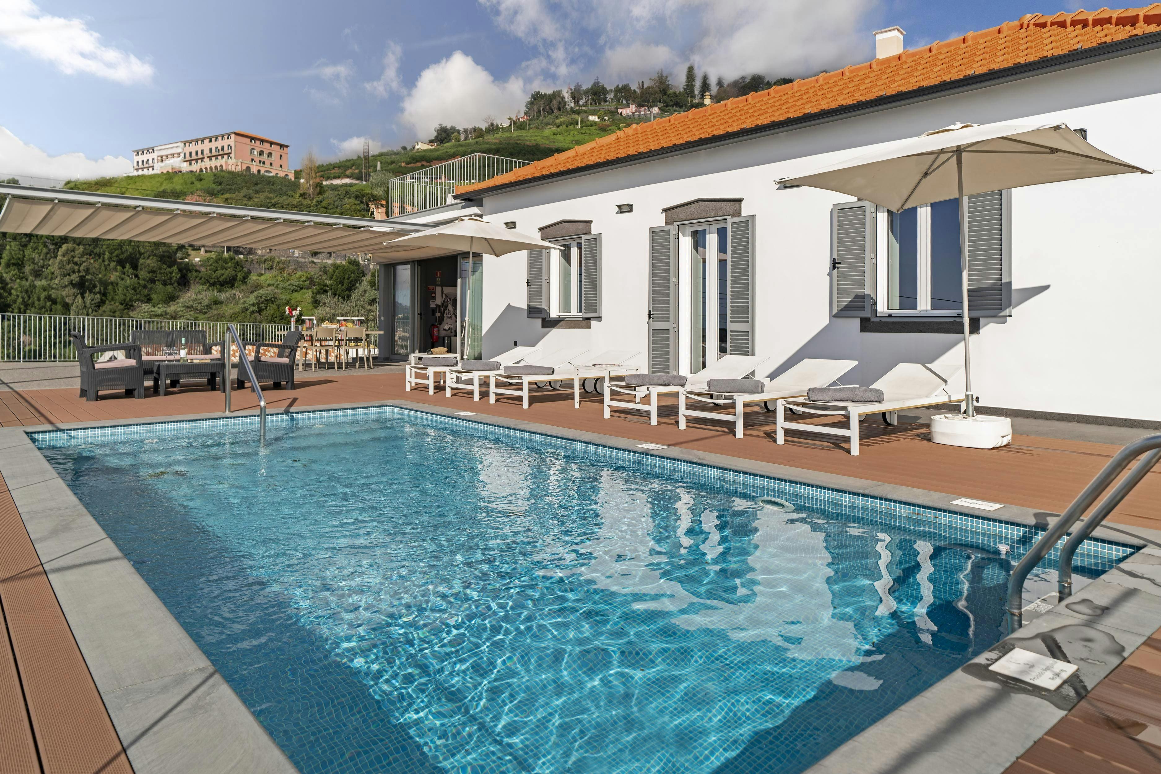 Casa Laurisilva Monte: Sustainable 4-Bedroom Apartment with Infinity Pool, Madeira