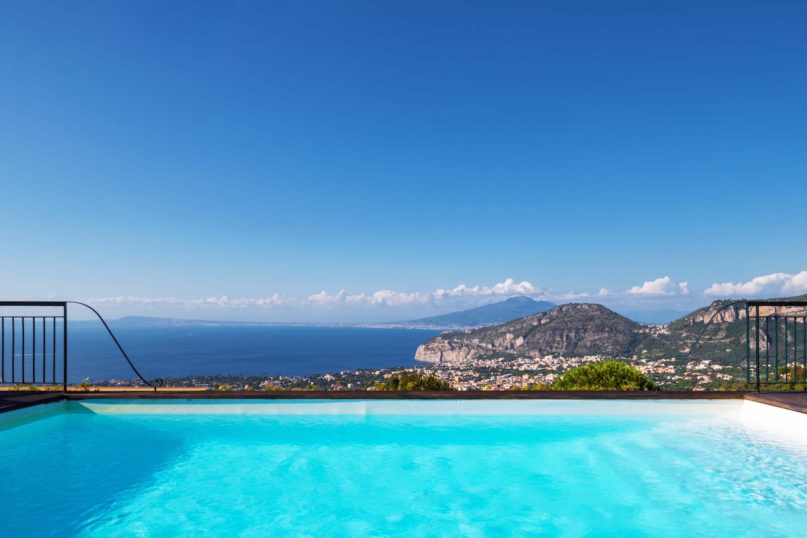 Casa Lauro Sorrento: Luxury 3-Bedroom Apartment with Seaview and Pool, Sorrento