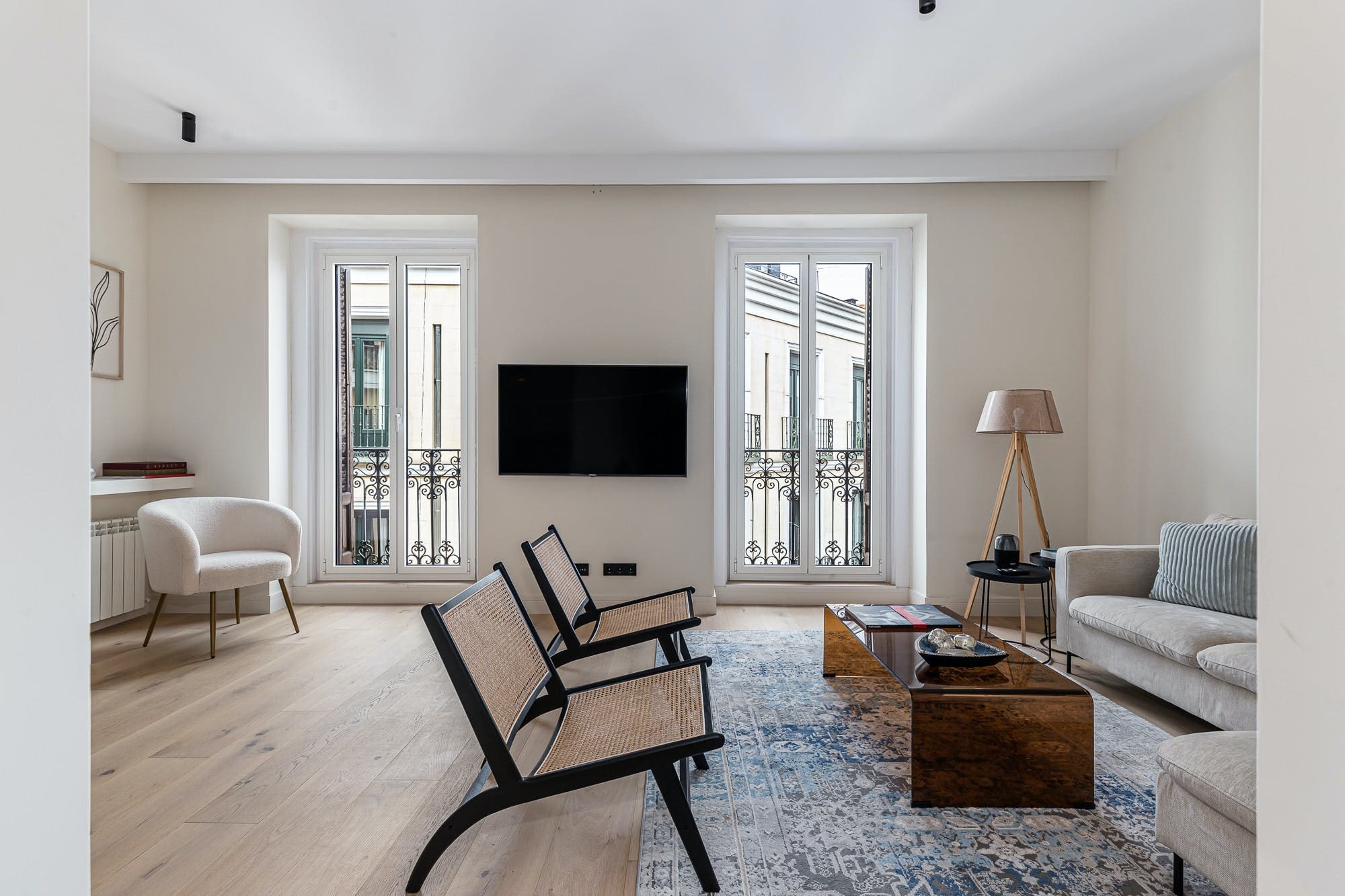 Casa Letras Madrid: Elegant 3-Bedroom Apartment with Balcony, Las Letras, Madrid