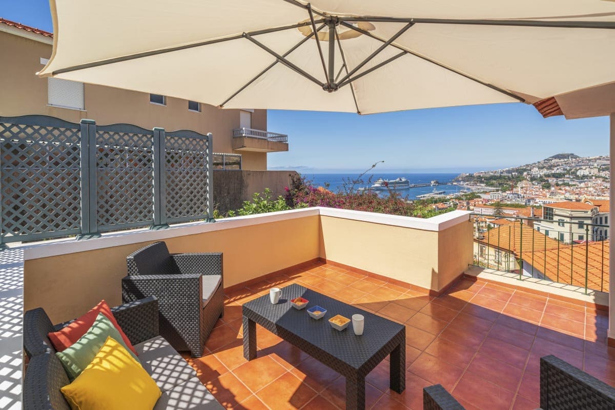 Casa Levadas Funchal: Spacious 4-Bedroom Apartment with Seaview, Funchal