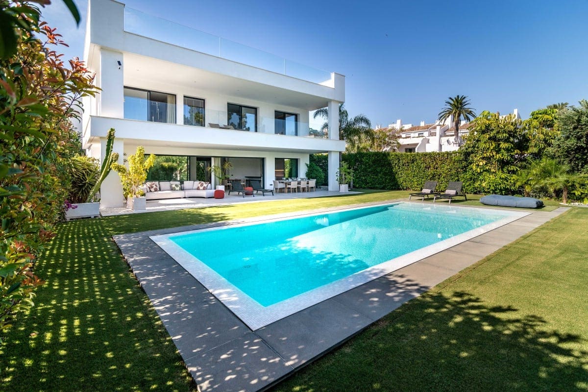 Casa Levante Marbella: Luxury 4-Bedroom Apartment with Pool and Sea Views, Marbella