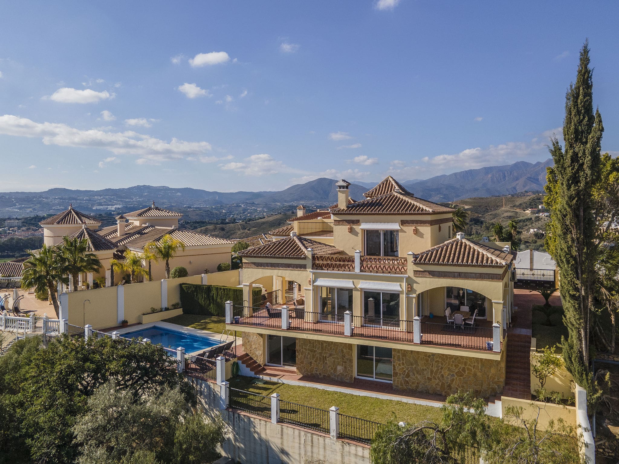 Casa Levante Mijas: Modern 3-Bedroom Golf Resort Villa with Private Pool and Mountain Views in Costa del Sol