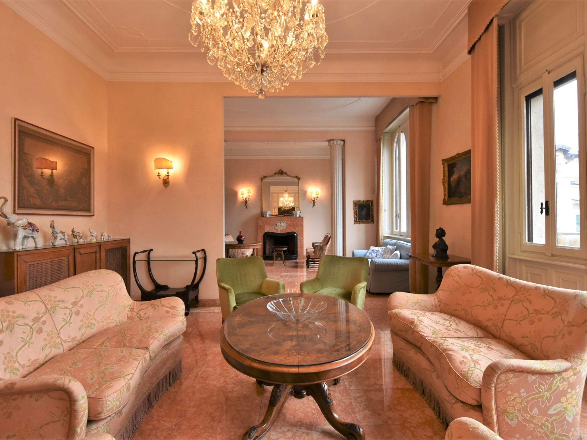 Casa Loreto Milano: Historic 5-Bedroom Family Apartment Near Shopping Districts and Public Transport