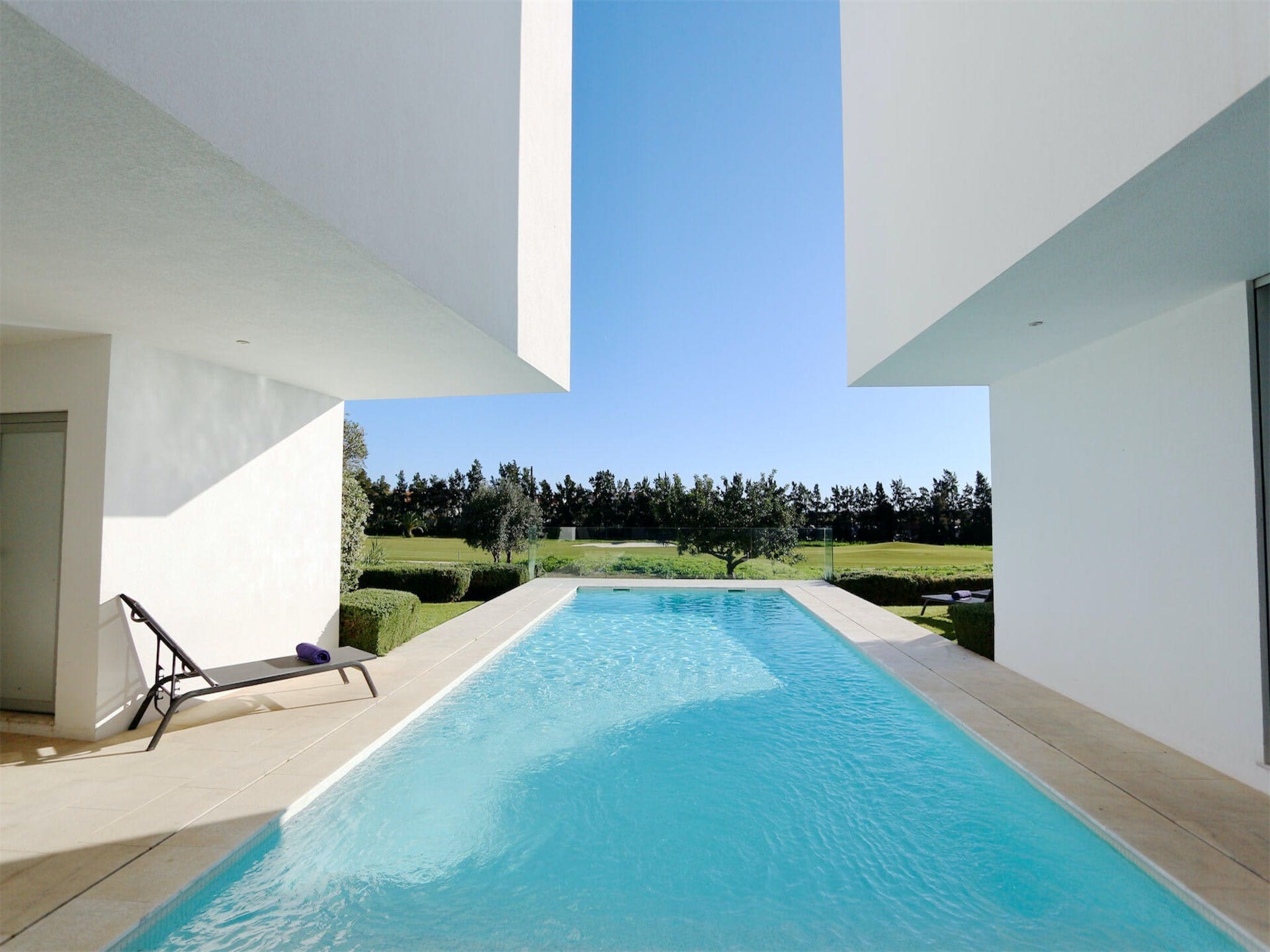 Casa Loulé Quarteira: Luxury 5-Bedroom Apartment with Pool and Seaview, Quarteira