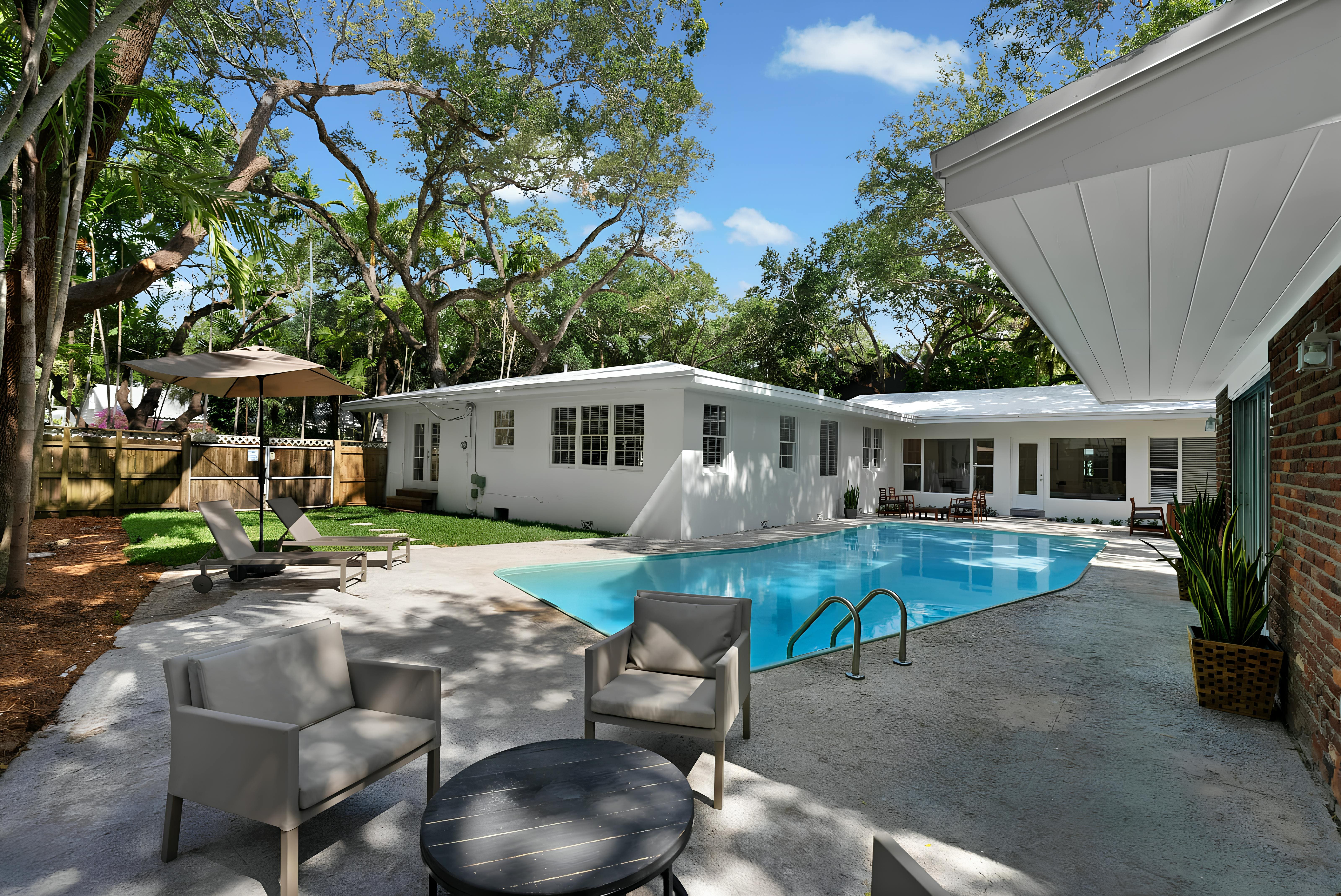 Casa Mahogany Coconut Grove: Luxury 4-Bedroom Villa with Private Pool and Air Conditioning, Coconut Grove