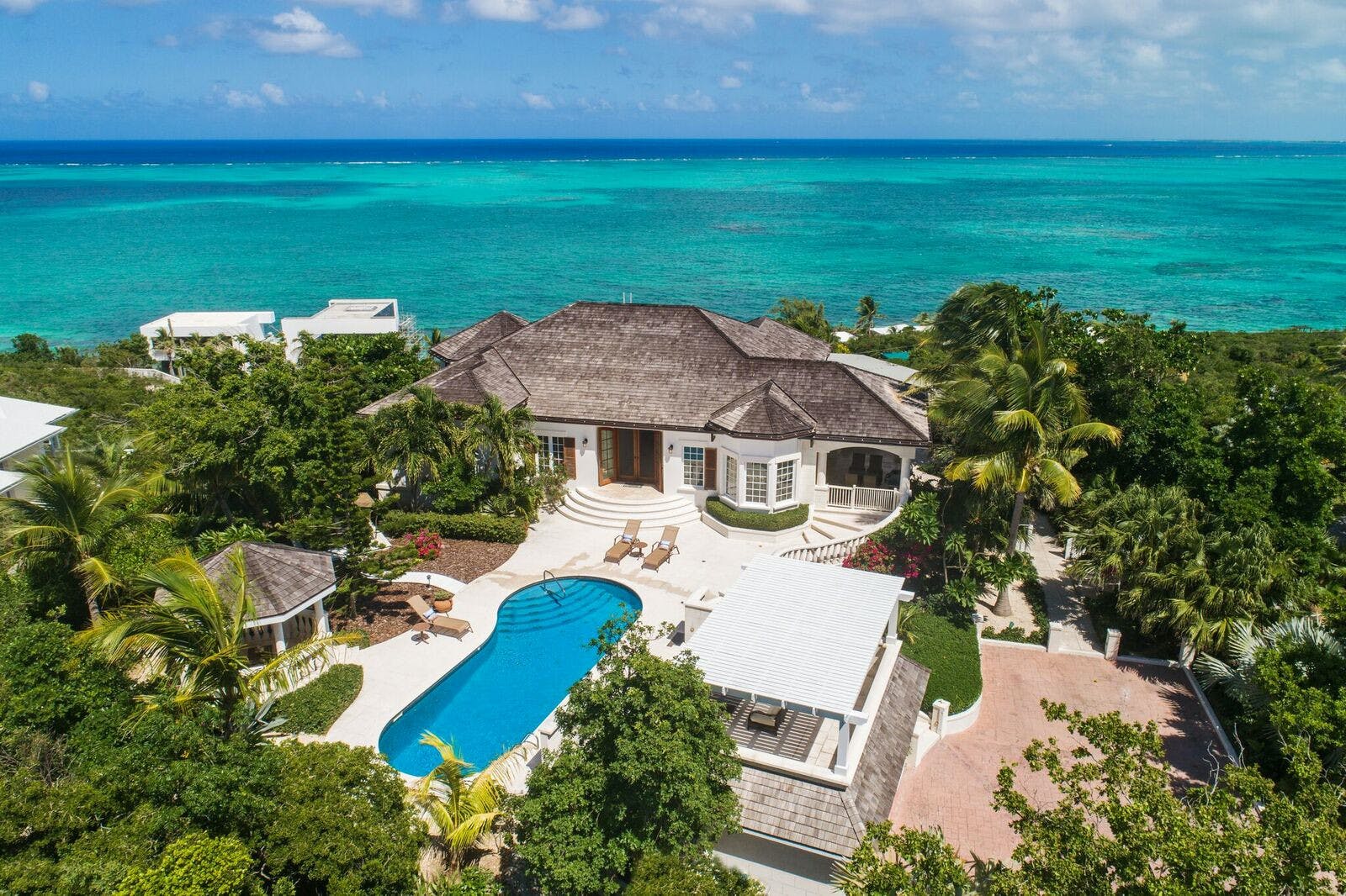Casa Mahogany Grace Bay: Chic 3-Bedroom Apartment with Seaview and Pool, Turks and Caicos