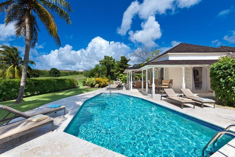 Casa Mahogany Holetown: Elegant 4-Bedroom Apartment with Private Pool and Gym, Holetown