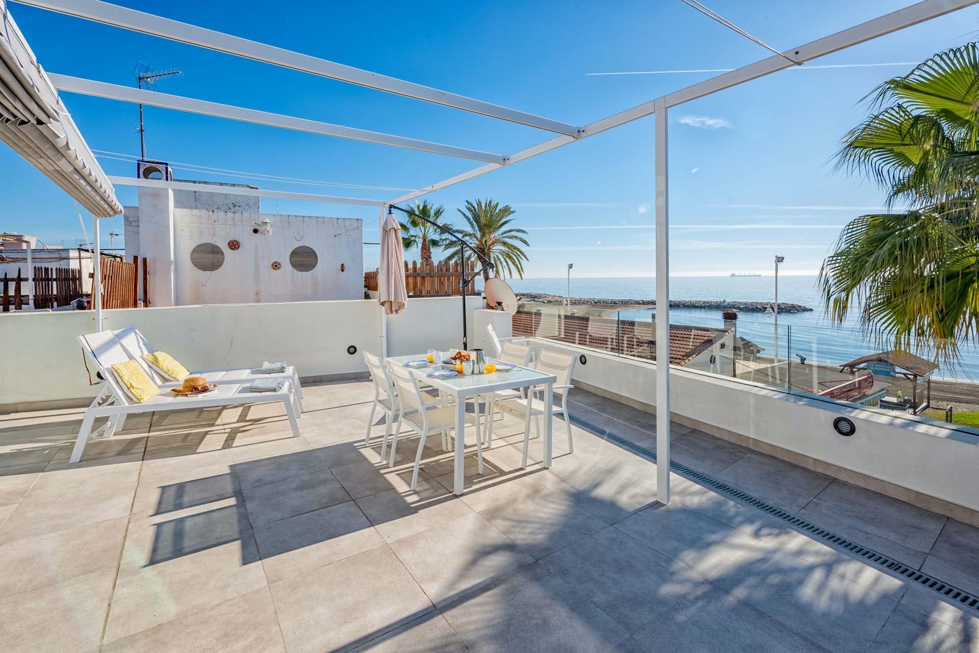 Casa Malagueta Almena: Charming 2-Bedroom Apartment with Seaview and Beachfront Location, La Malagueta