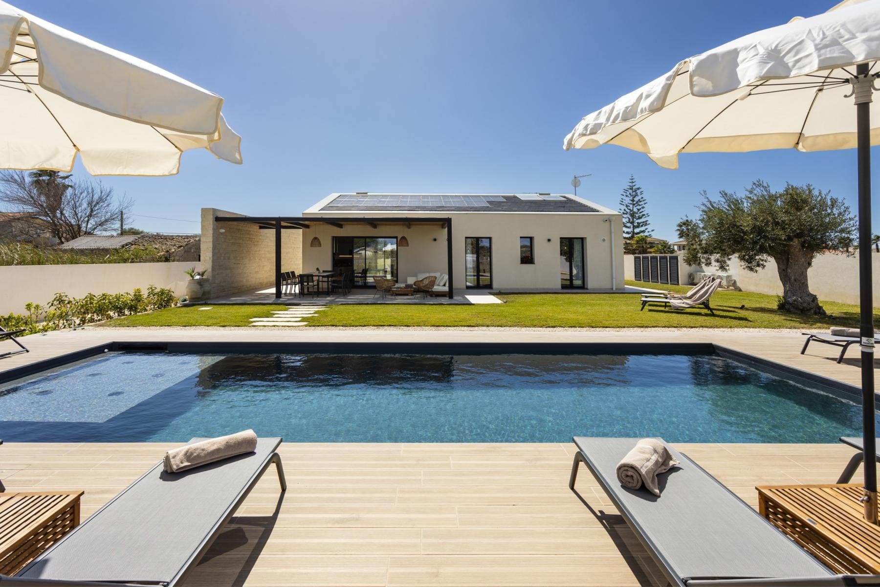 Casa Mandorlo Ispica: Elegant 4-Bedroom Apartment with Pool, Val di Noto