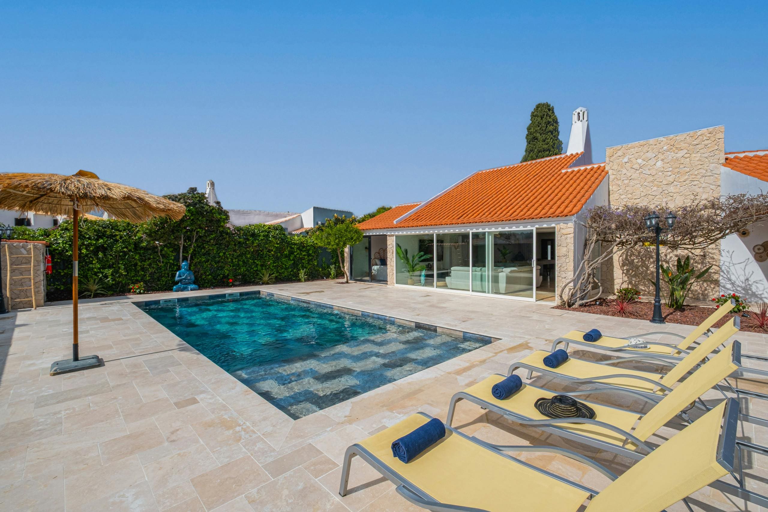 Casa Marisqueira Albufeira: Luxury 5-Bedroom Villa with Heated Pool and Seaviews, Albufeira