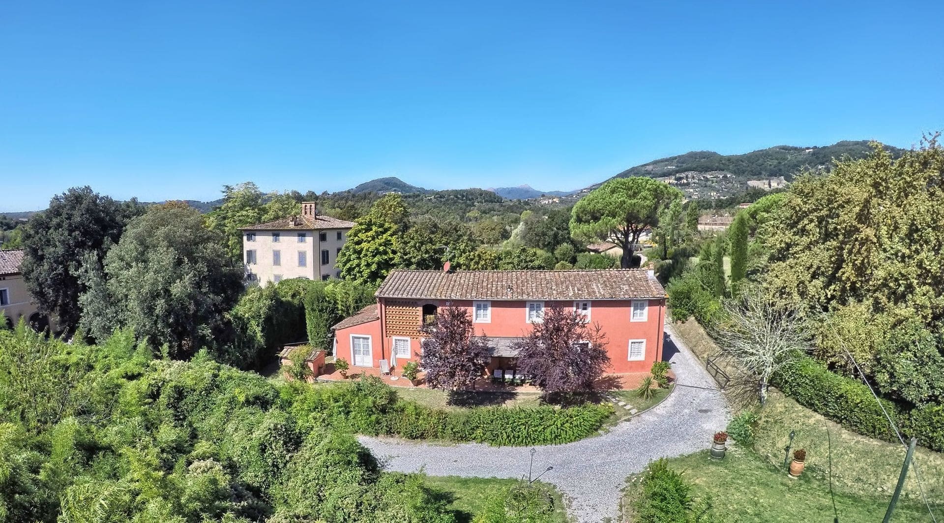 Casa Maulina Lucca: Luxury 6-Bedroom Apartment with Pool and Tennis Court, Lucca Tuscany