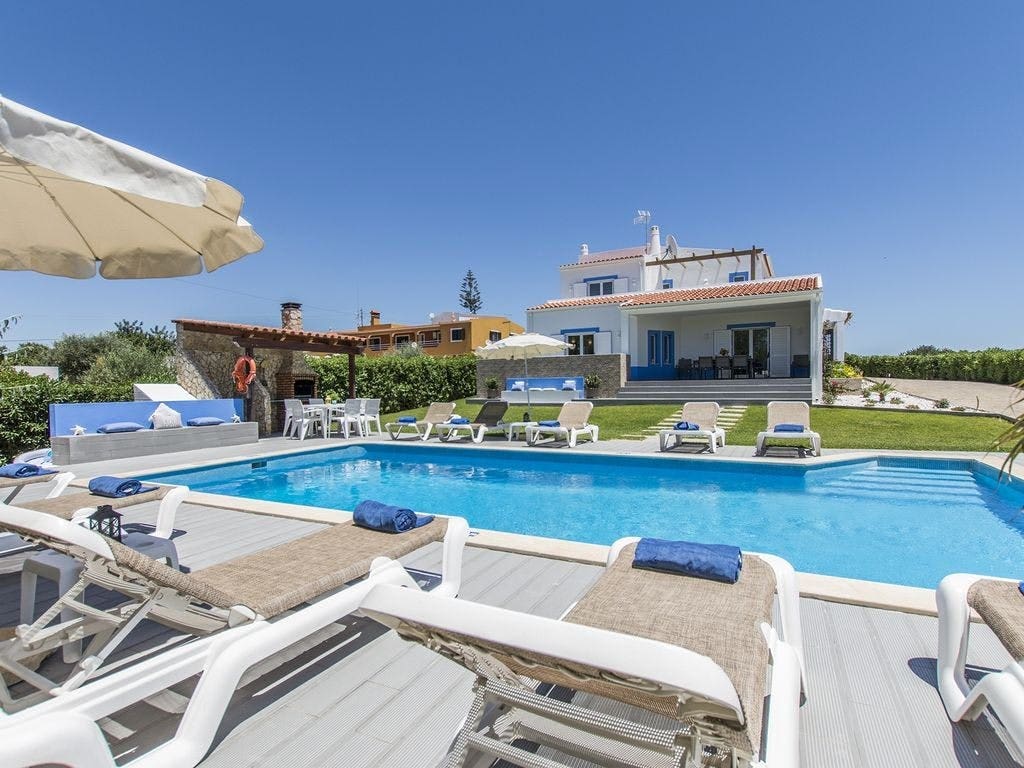 Casa Medronheiro Quarteira: Luxury 4-Bedroom Apartment with Pool, Algarve