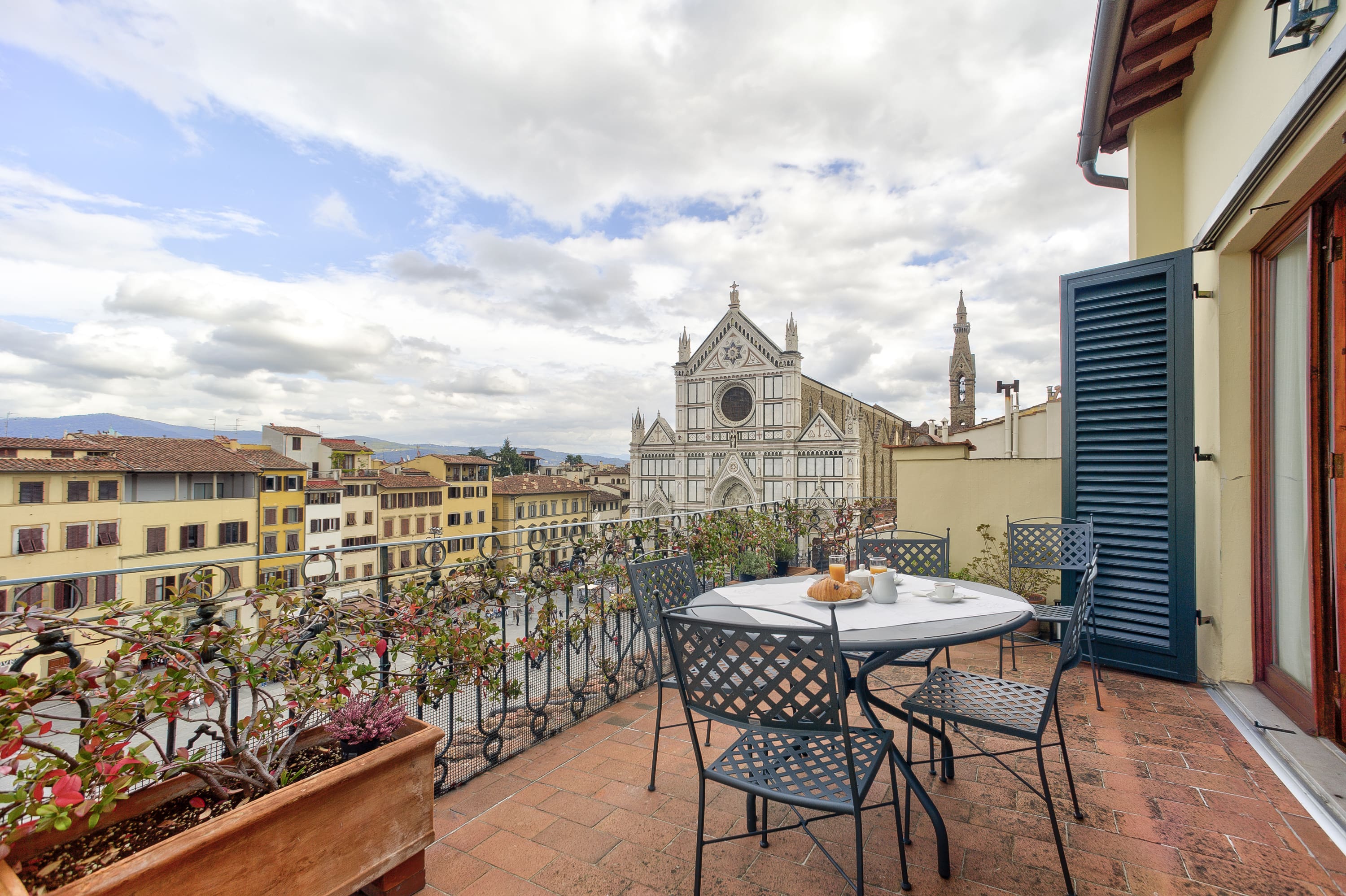 Casa Minato Santa Croce: Charming 2-Bedroom Apartment with Terrace Views, Florence
