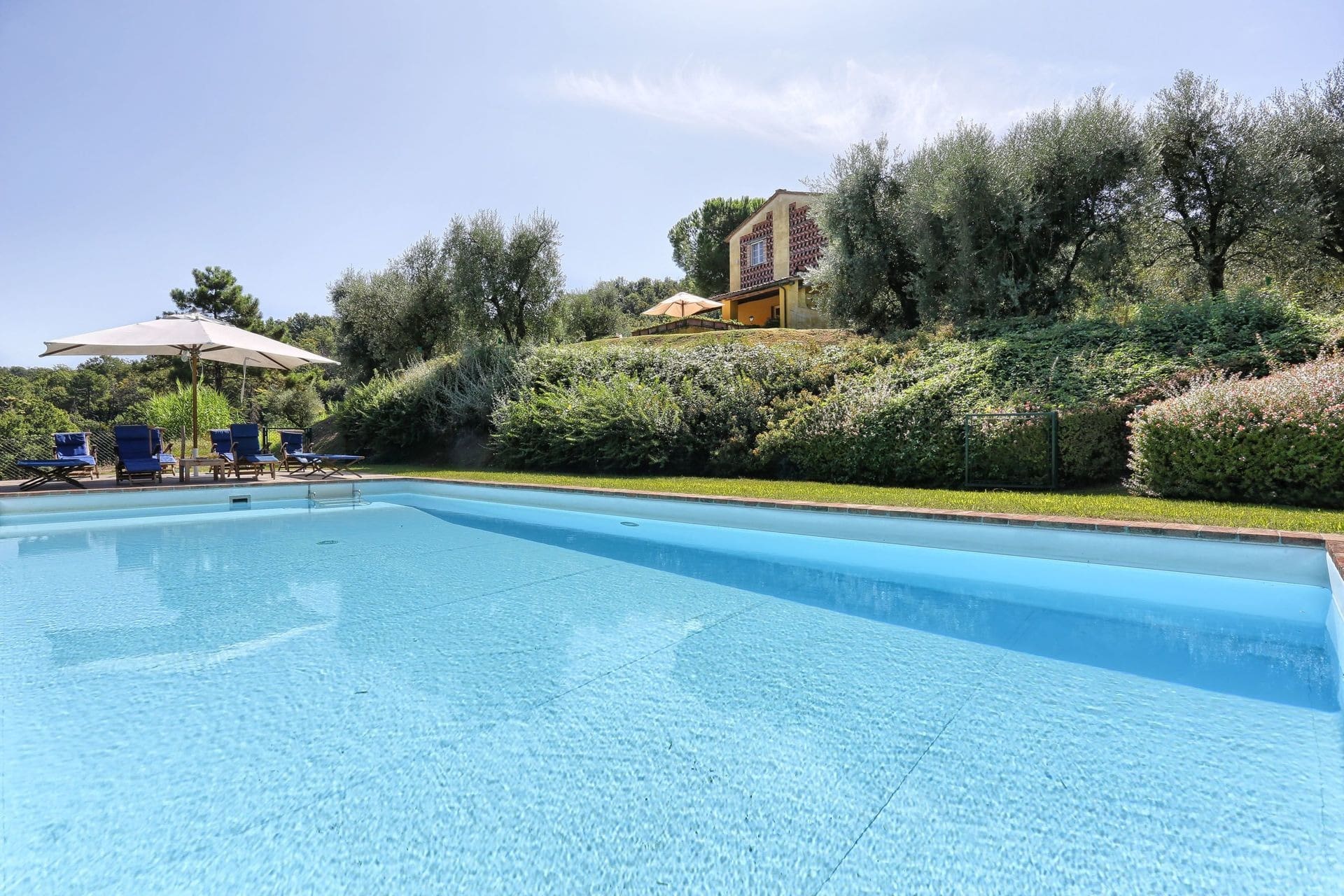 Casa Mirteto Lucca: Spacious 5-Bedroom Apartment with Private Pool in Lucca Tuscany