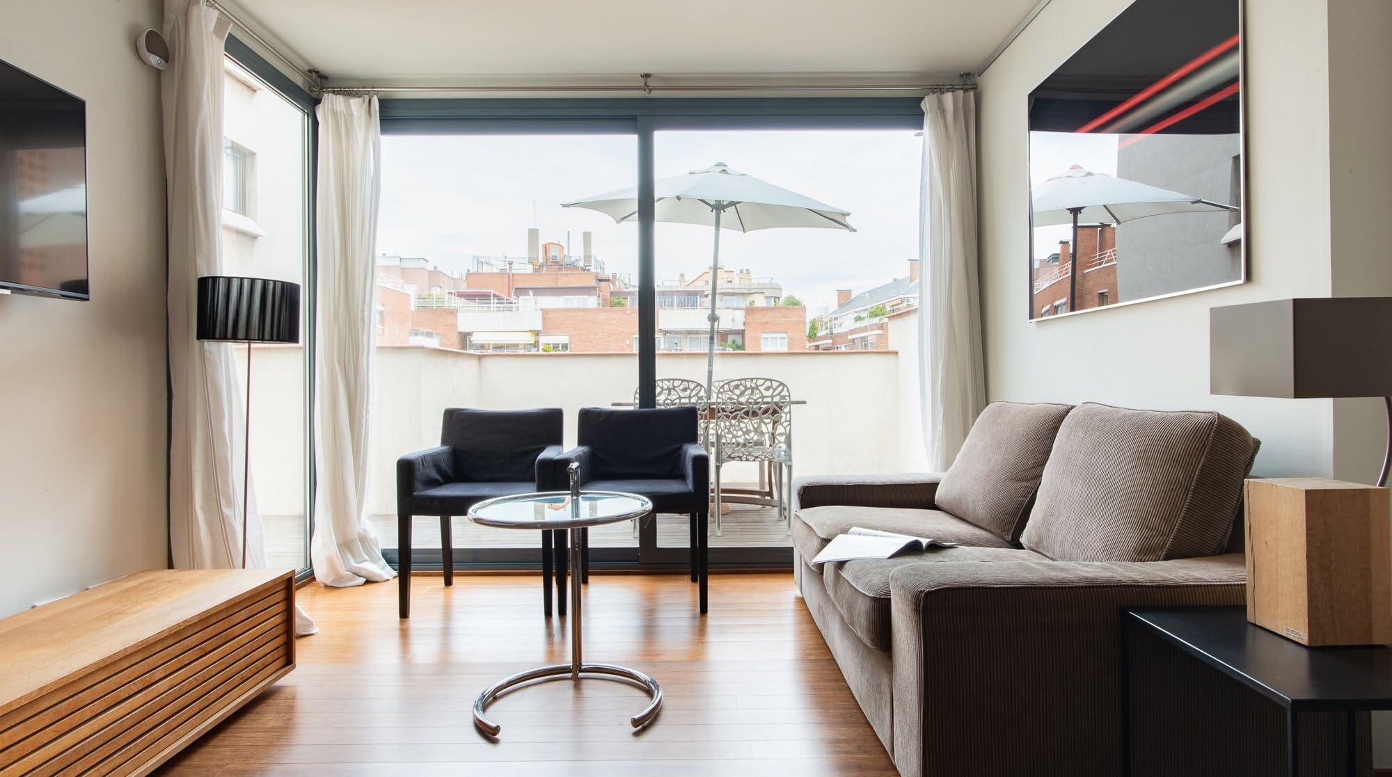 Casa Mistral Galvany: Sophisticated 2-Bedroom Apartment with Sea Views, Barcelona