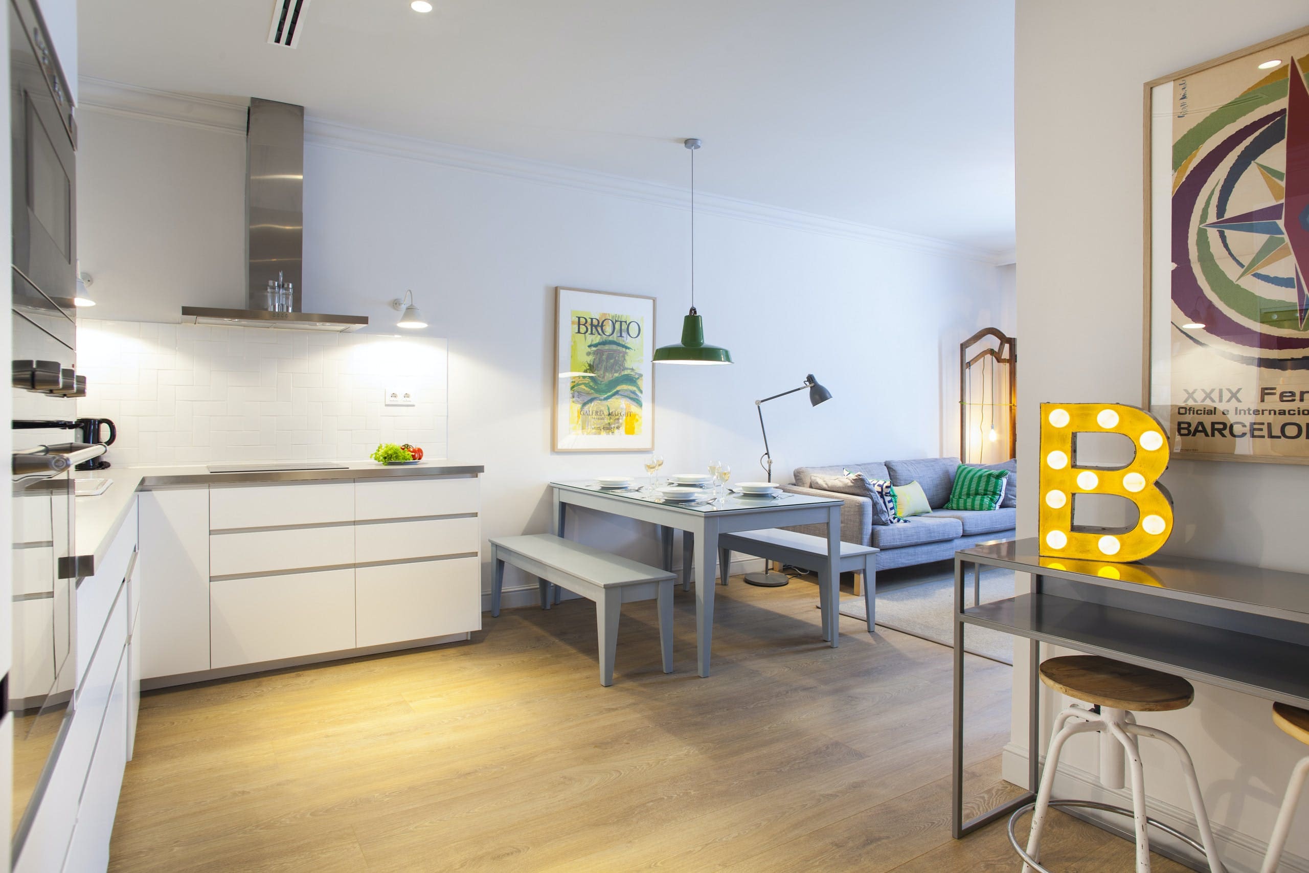 Casa Modernista Eixample: Luxury 4-Bedroom Apartment with Juliet Balcony, Eixample, Barcelona