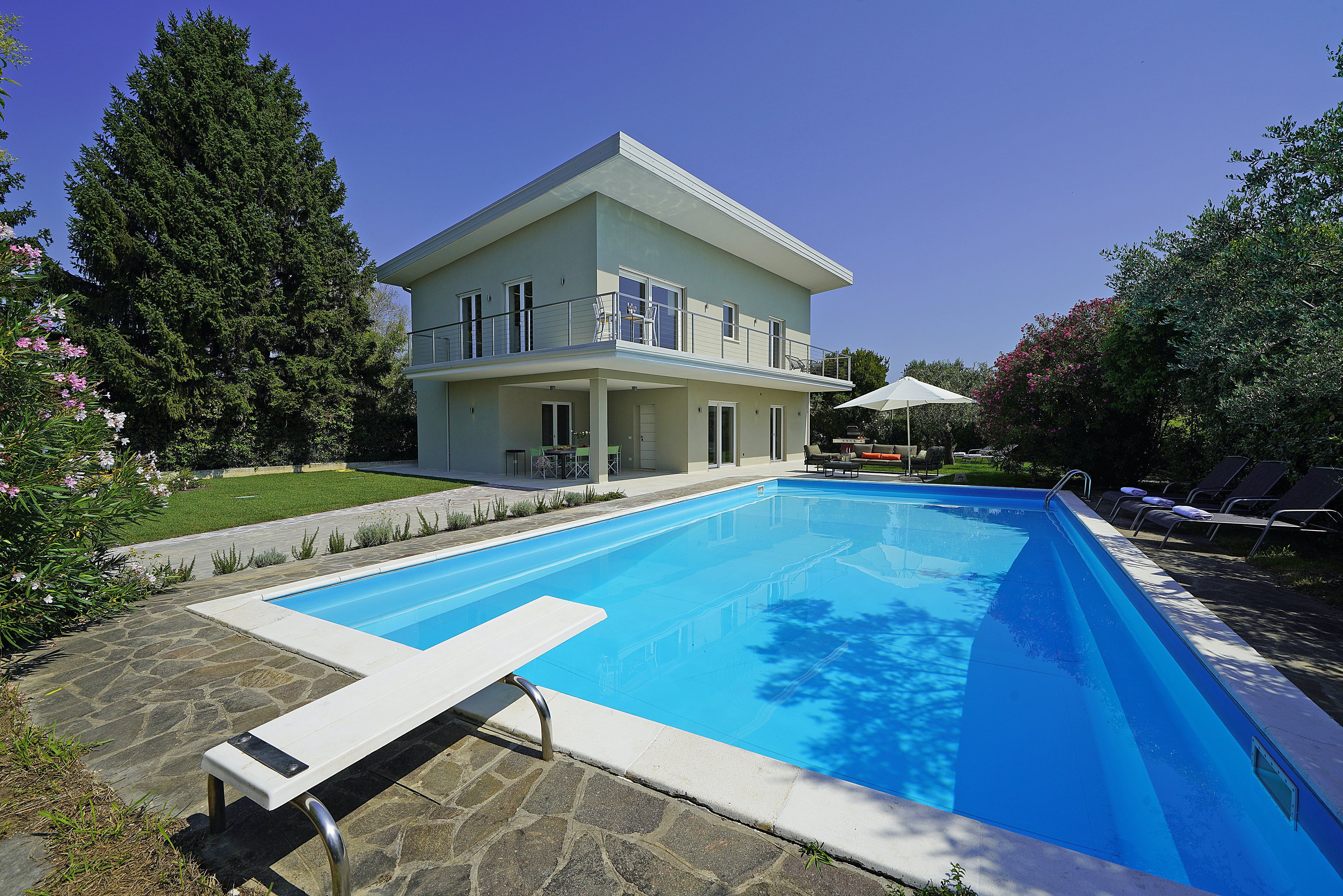 Casa Monte Isola: Luxury 4-Bedroom Apartment with Seaviews and Pool, Verona