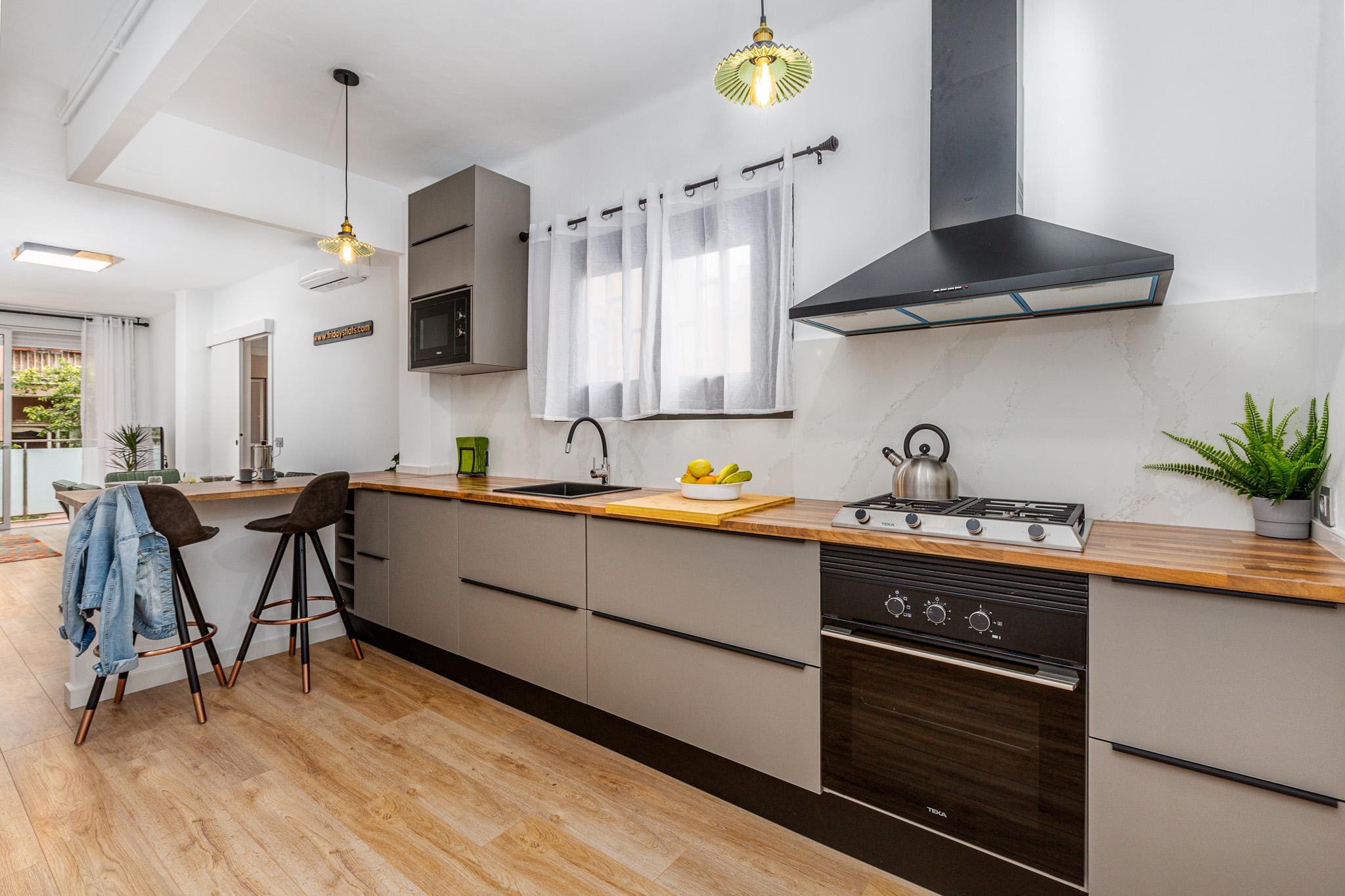 Casa Montjuïc Poble-Sec: Luxury 3-Bedroom Apartment with Seaview, El Poble-Sec, Barcelona