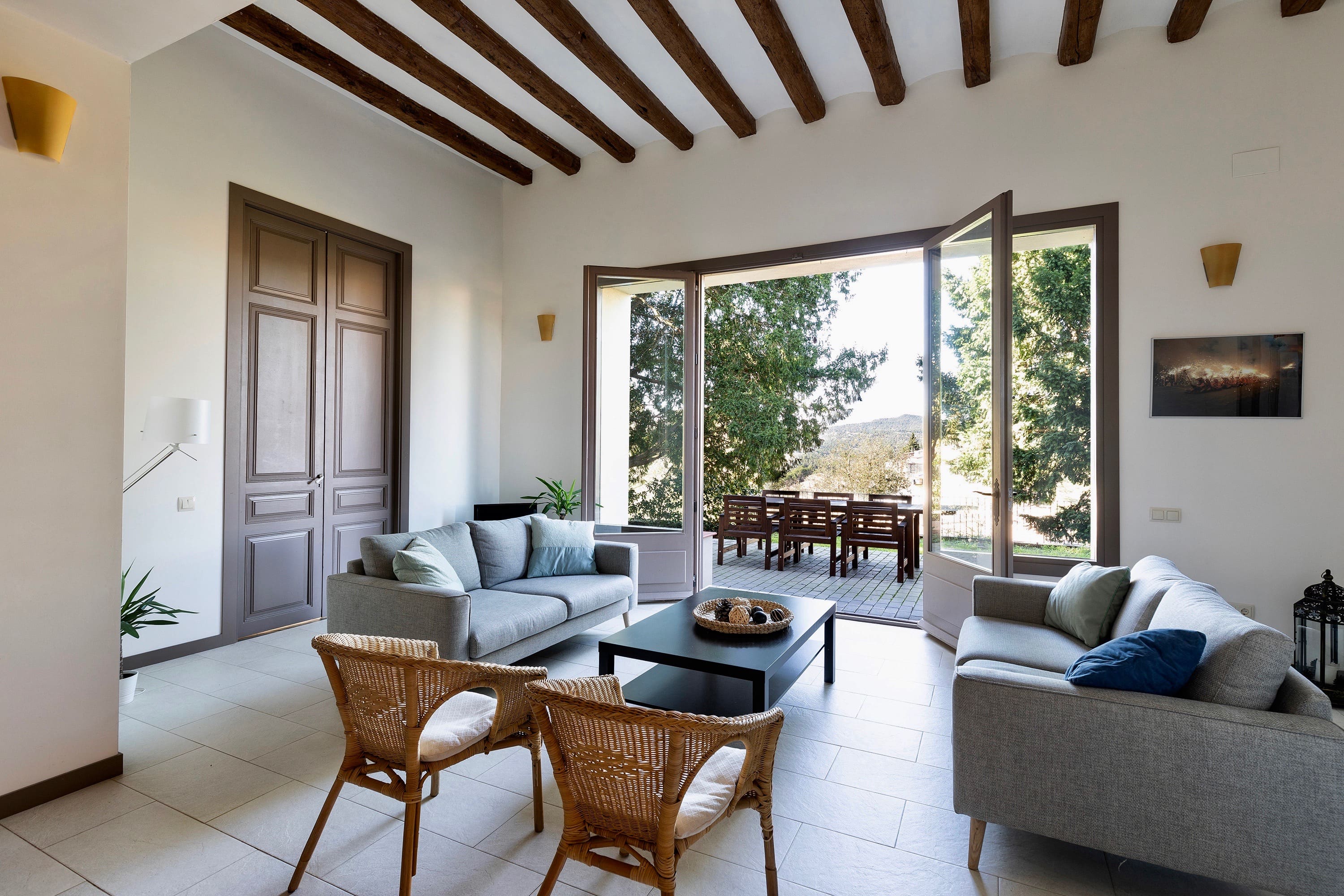 Casa Montserrat Barcelona Catalonia 2: Luxury 3-Bedroom Apartment with Shared Pool, Barcelona