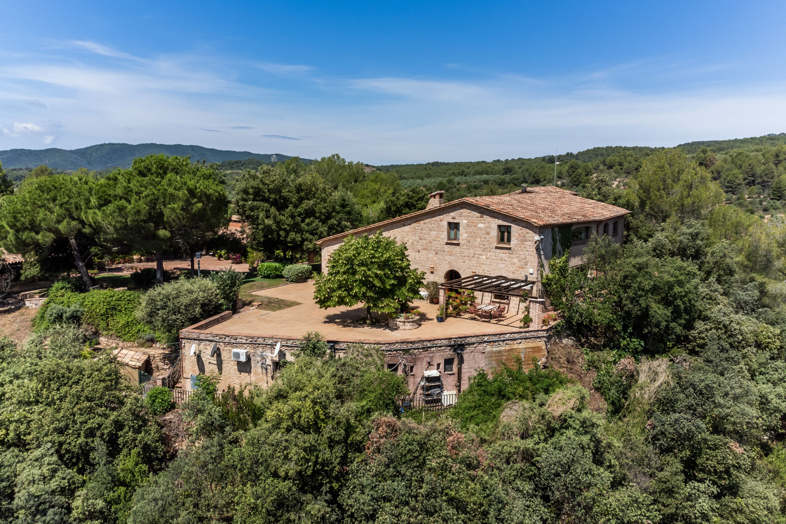 Casa Montserrat Barcelona: Luxury 6-Bedroom Villa with Pool, Barcelona